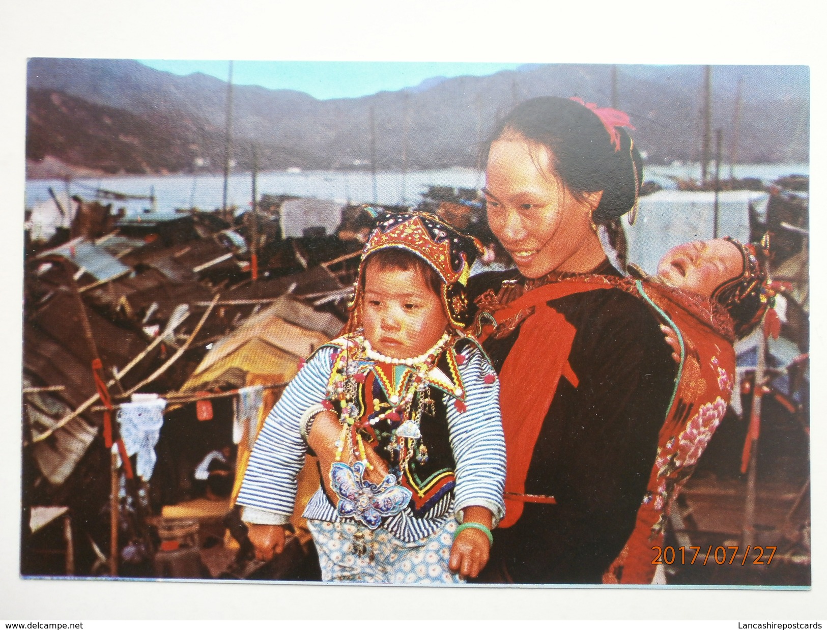 Postcard Hong Kong ? Queer Dress Of Boat Woman And Children My Ref B21685 - China (Hong Kong)