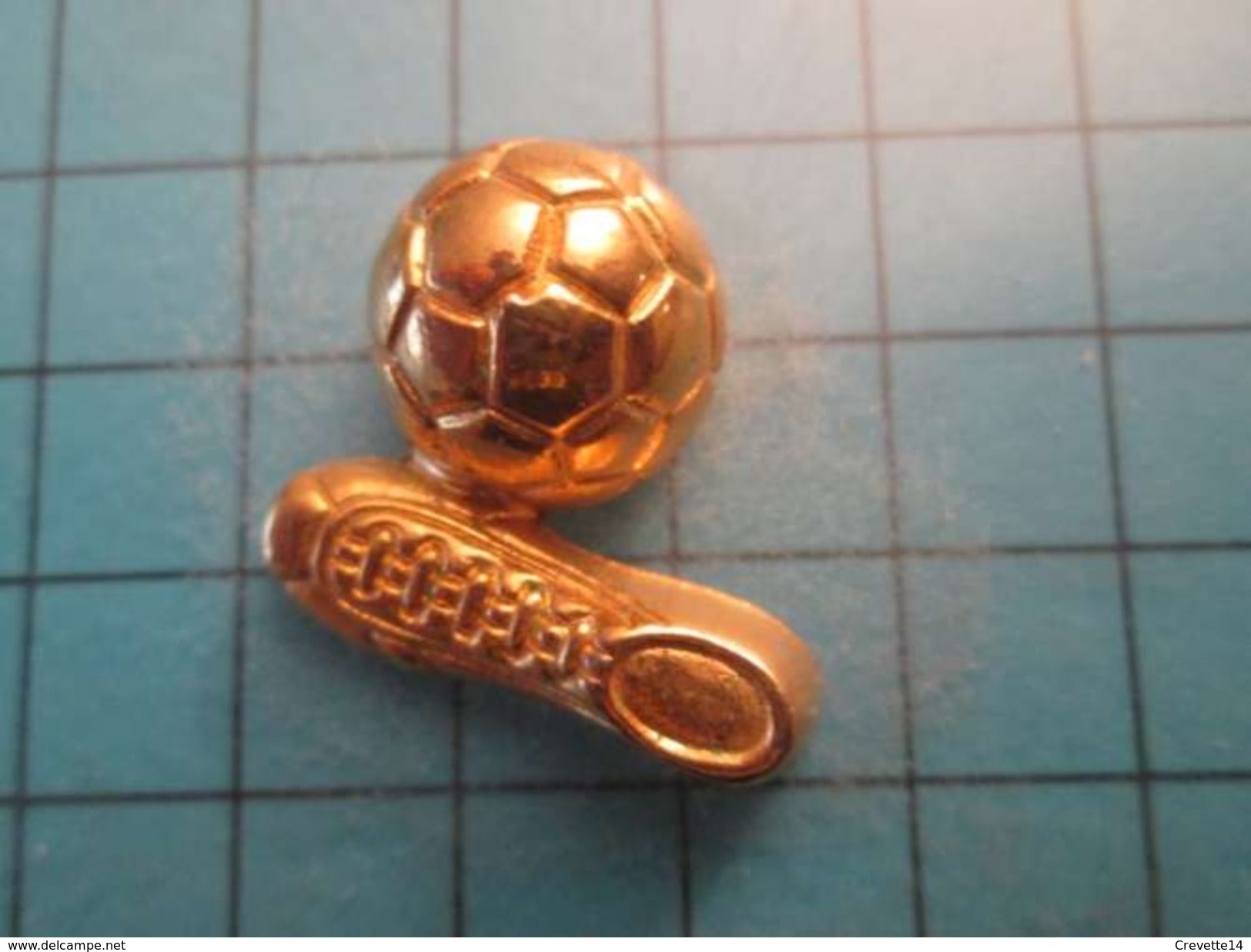 Pin116c Pin's Pins /  METAL JAUNE EN RELIEF  FOOTBALL BALLON ET CRAMPONS DE FOOT , Belle Qualité ;  Marquage Au Dos : -- - Football