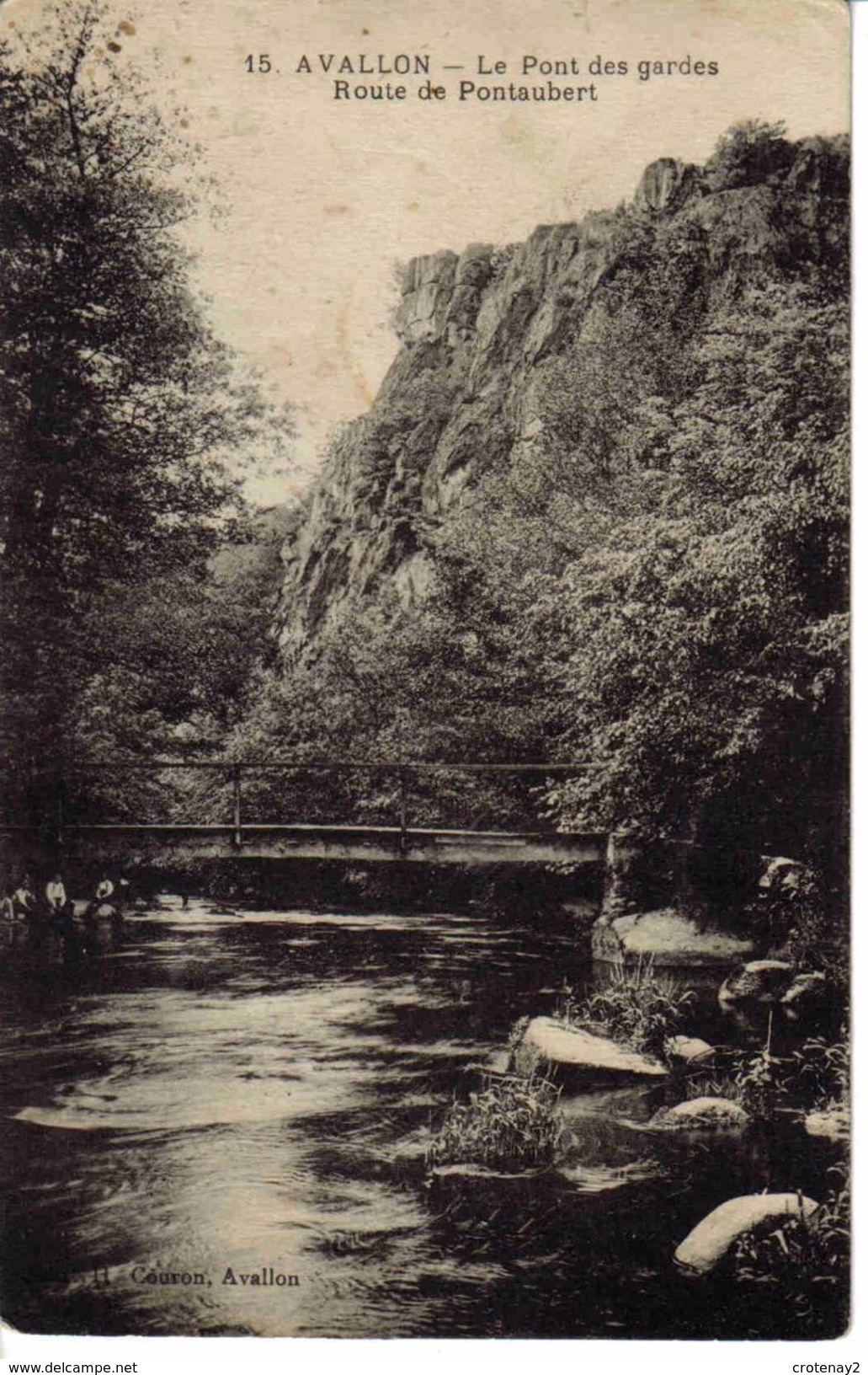 89 Avallon N°15 Le Pont Des Gardes Route De Pontaubert édit H. Couron Animée Hommes Sous Le Pont - Avallon