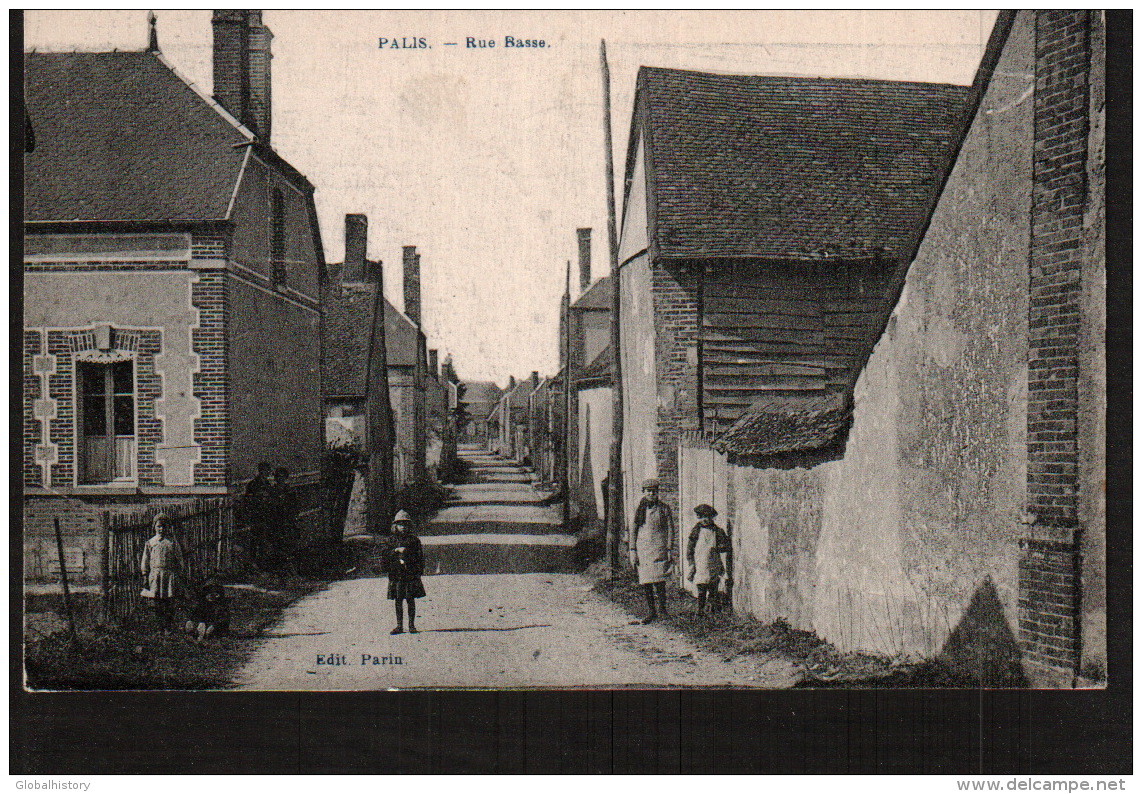 DD1812  FRANCE  PALIS RUE BASSE CHILDREN IN STREET  POSTCARD - Autres & Non Classés