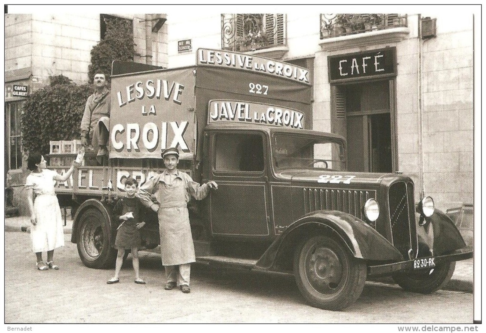 TOURS .. DEVANT LE CAFE ARSICAUD .. 57 RUE DES TANNEURS .. CAMION PUB. JAVEL LA CROIX - Tours