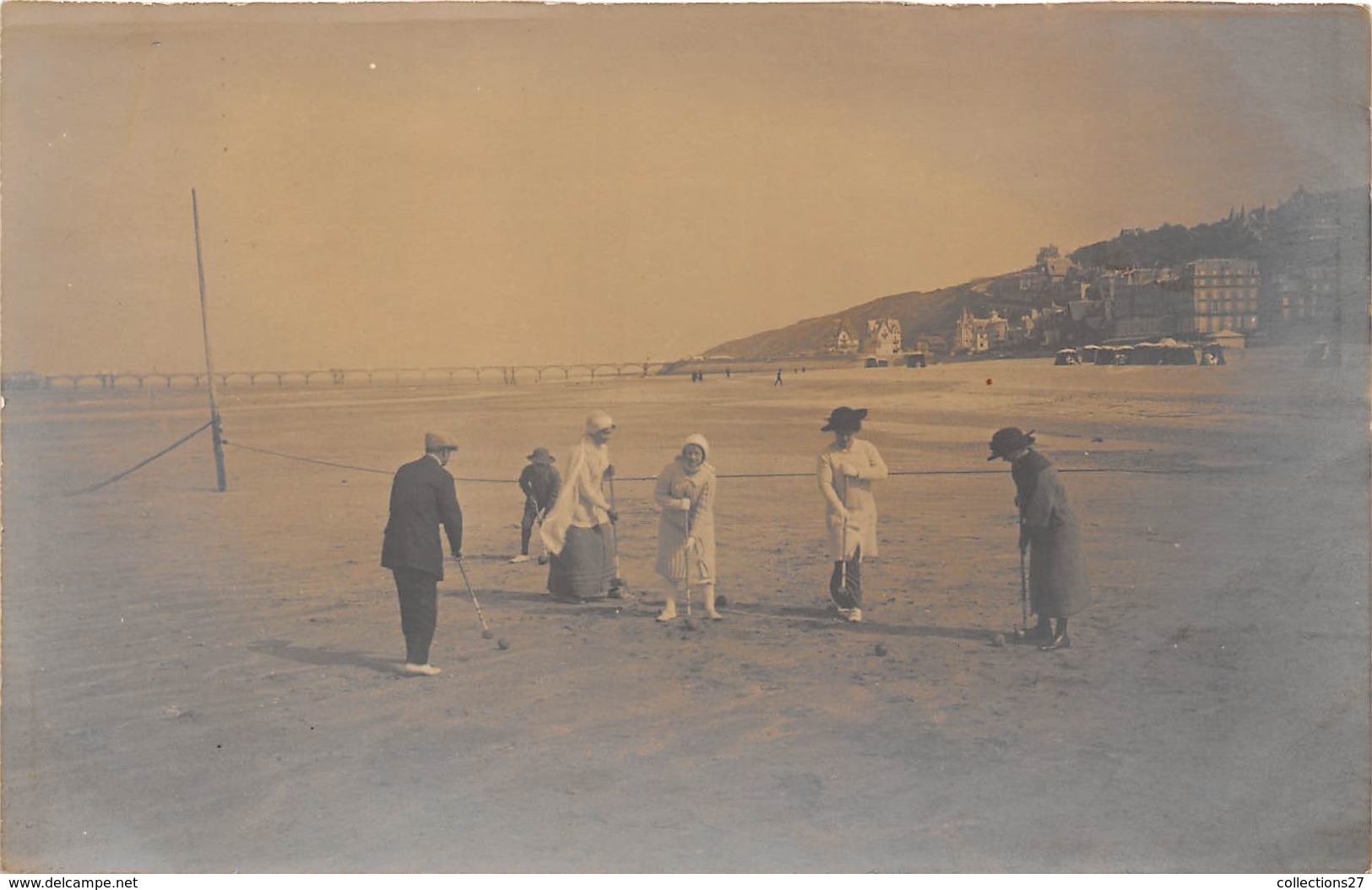 62- LE TOUQUET- CARTE PHOTO- UNE PARTIE DE CROQUET SUR LA PLAGE - Le Touquet