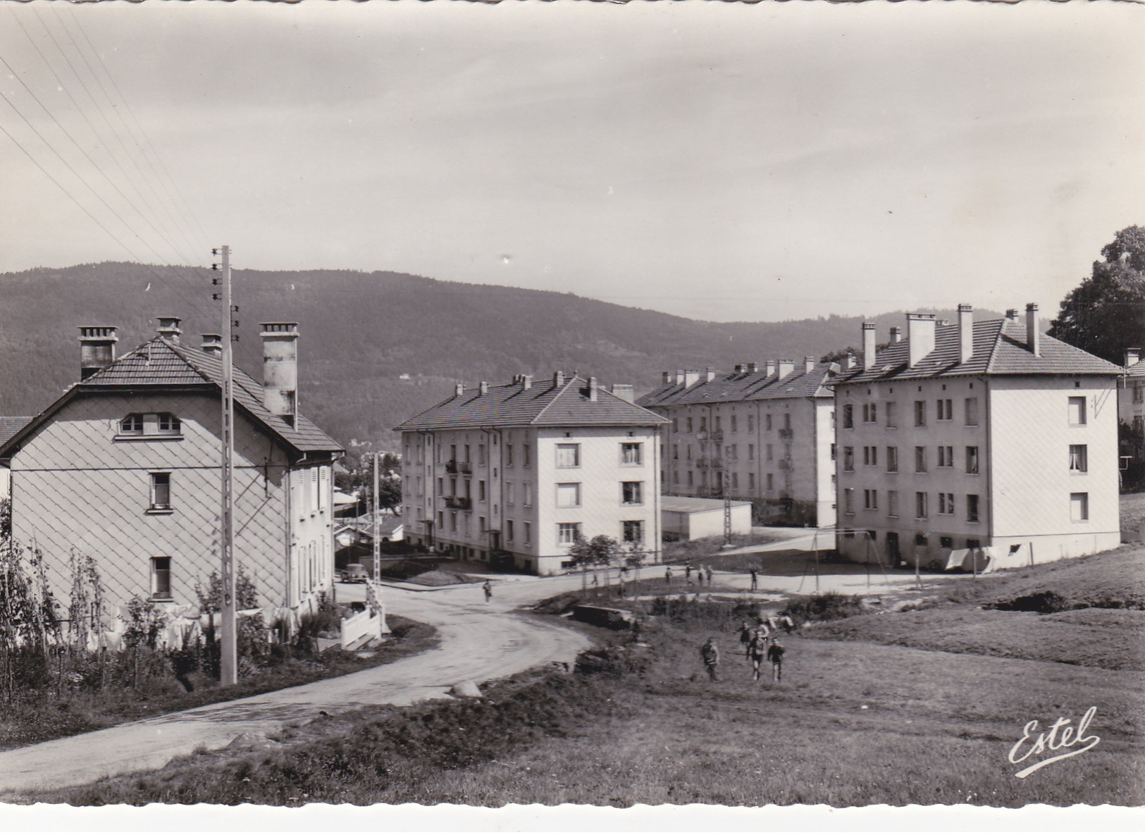 Carte Postale Animée -- N°7365 - REMIREMONT --- Les Nouveaux Immeubles Du Champ De Mars  - - Remiremont