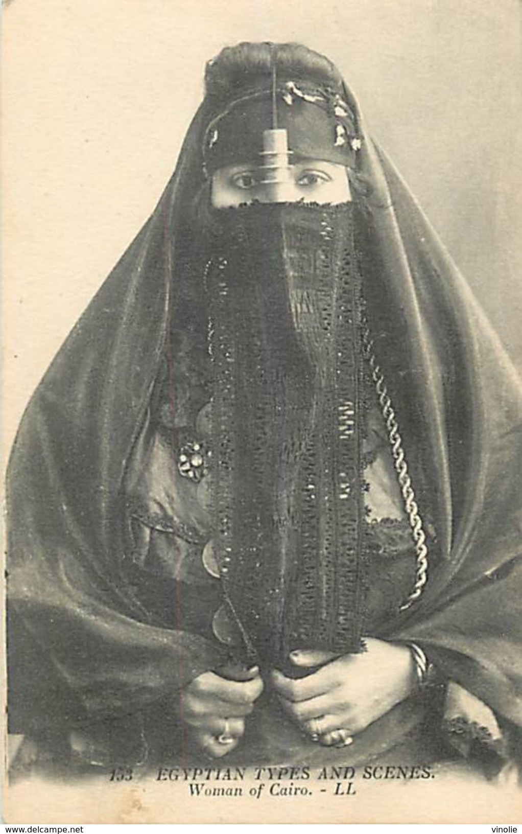 A-17-8643 : WOMEN OF CAIRO - El Cairo