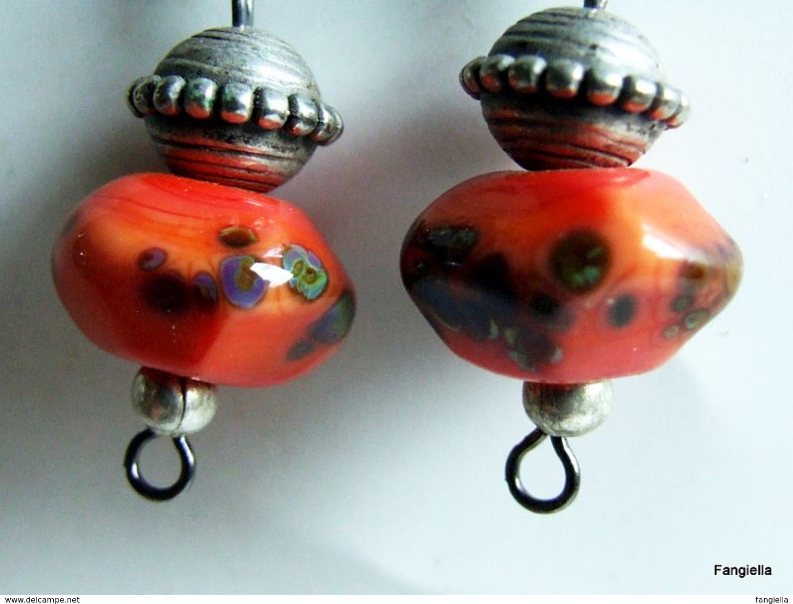 Boucles D'oreilles Orange Noir En Verre Filé Au Chalumeau  Les Accessoires De Montage Sont Noirs Et De Superbes Perles E - Ohrringe