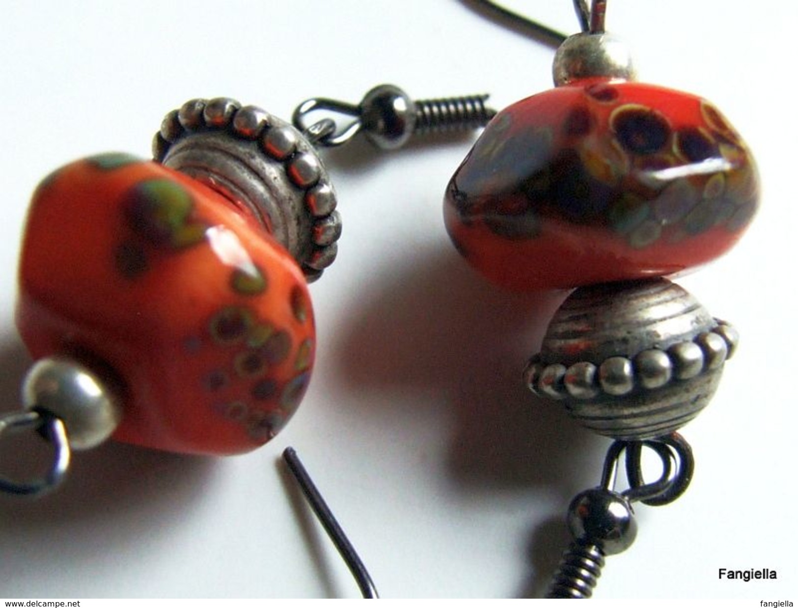 Boucles D'oreilles Orange Noir En Verre Filé Au Chalumeau  Les Accessoires De Montage Sont Noirs Et De Superbes Perles E - Boucles D'oreilles