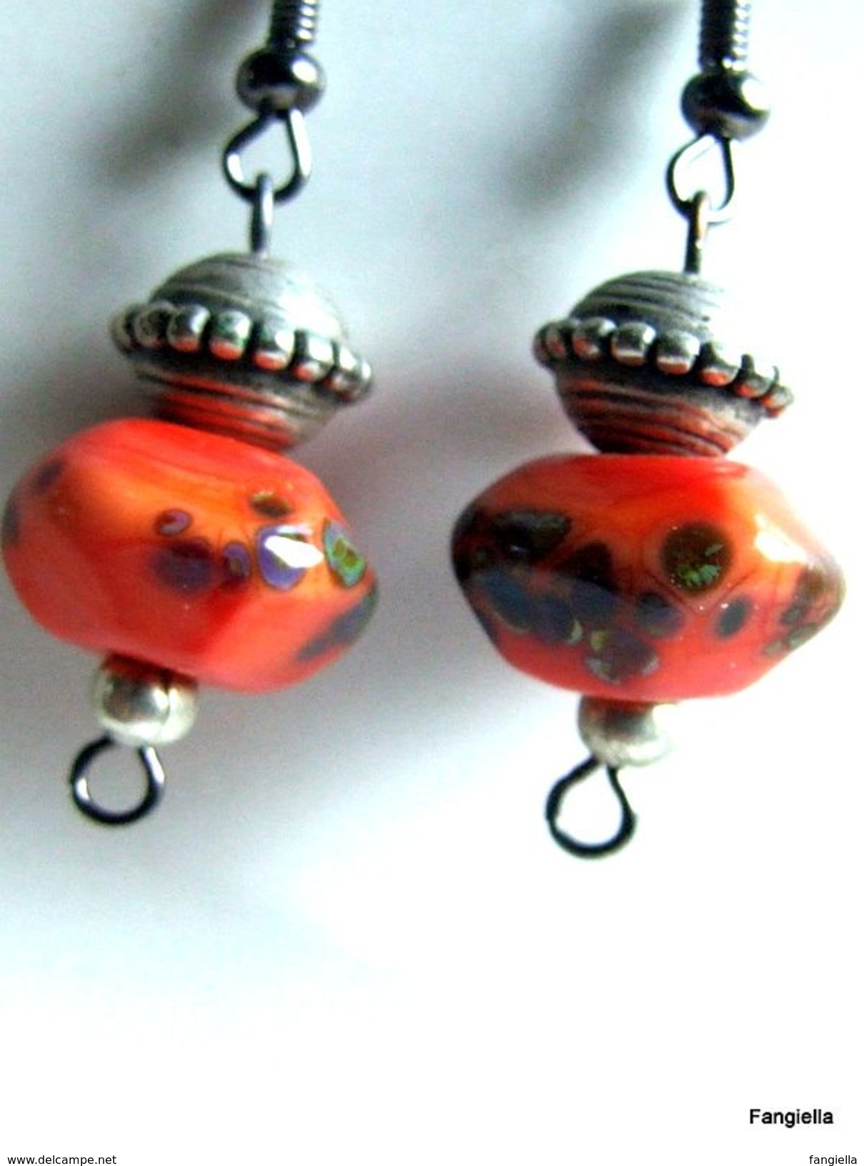 Boucles D'oreilles Orange Noir En Verre Filé Au Chalumeau  Les Accessoires De Montage Sont Noirs Et De Superbes Perles E - Oorringen