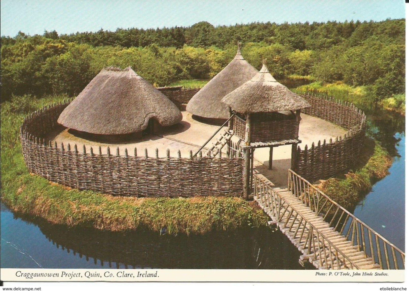 Ireland Clare - Craggaunowen Project, Quin - Bronze Age Lake Dwelling, Ring Fort - Village Fortifié Prehistoire - Clare