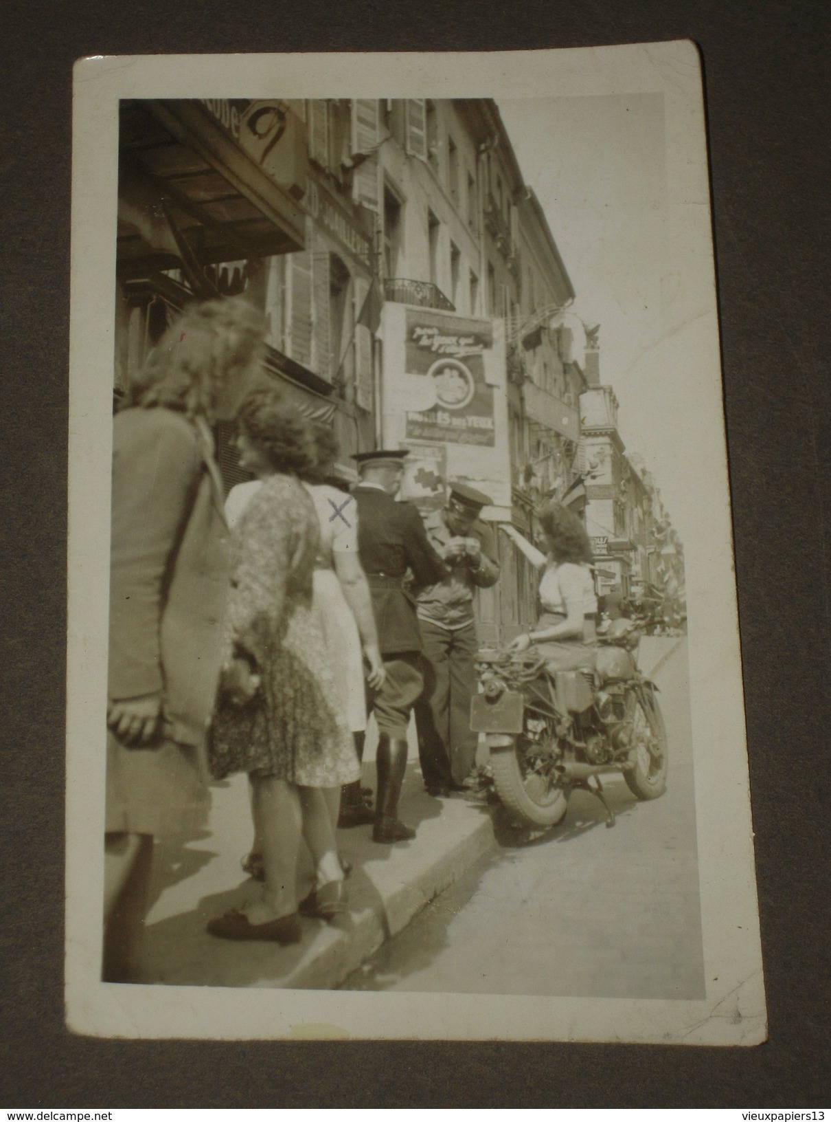 Petit Photo Amateur Du 8 Mai 1945 - Femme Et Soldats Avec Moto, Affiches Drapeaux &c - 11,5 X 7,5 Cm. - Guerre, Militaire