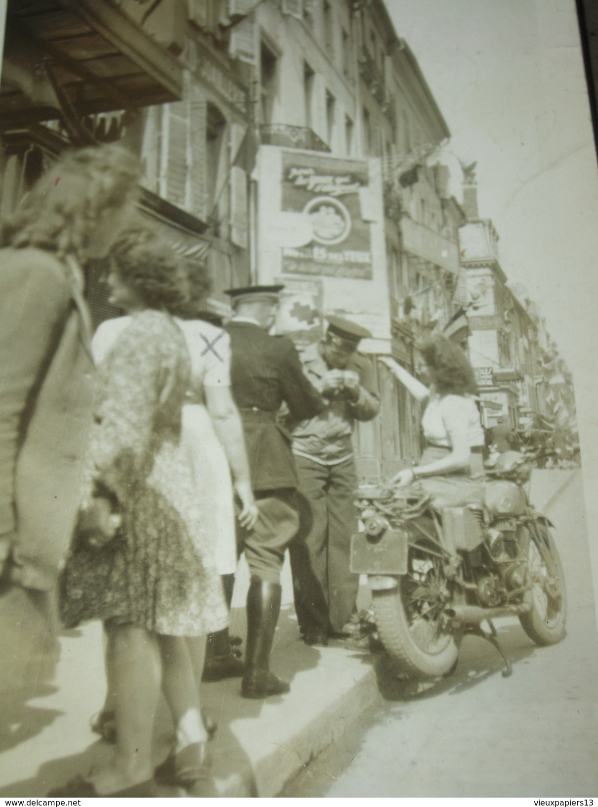 Petit Photo Amateur Du 8 Mai 1945 - Femme Et Soldats Avec Moto, Affiches Drapeaux &c - 11,5 X 7,5 Cm. - Guerre, Militaire