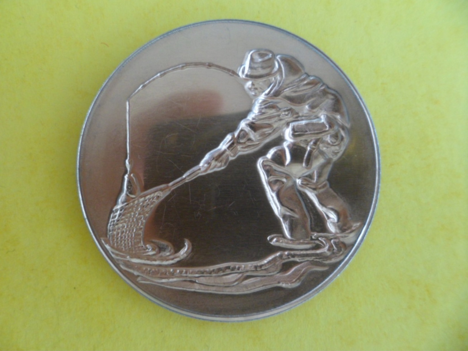 Ancienne Medaille Cuivre Emboutie Sport Peche Pecheur à La Mouche En Cuissardes Sortie Du Brochet à L' Epuisette - Pêche