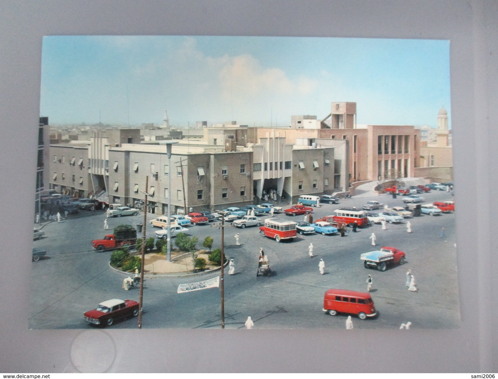 CPA PHOTO ARABIE SAOUDITE SAFAT'S SQUARE AND JUSTICE PALACE VOITURES CAMIONS BUS AUTOBUS  ANCIENS - Arabie Saoudite