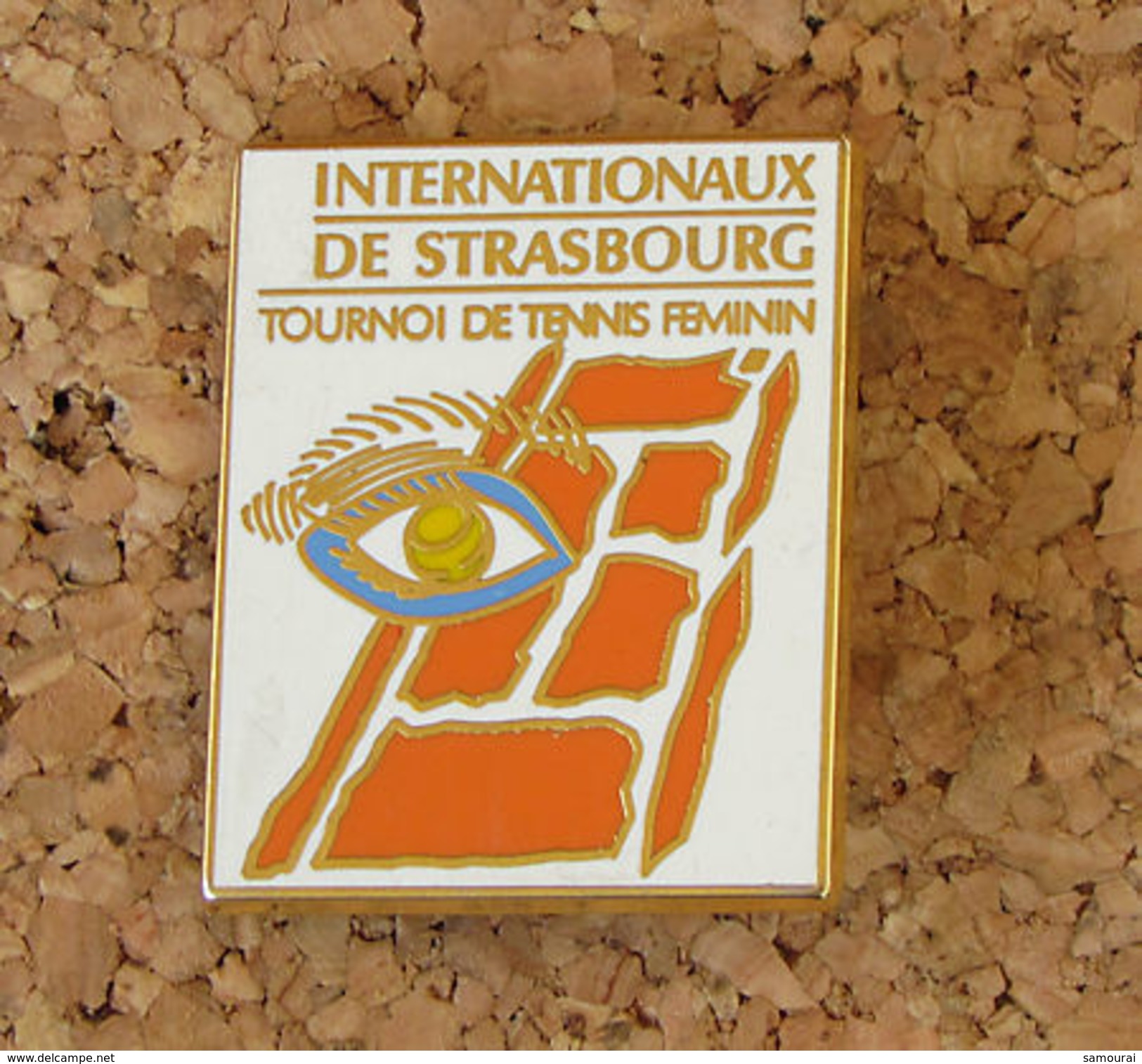 1 Broche INTERNATIONAUX DE STRASBOURG TOURNOI DE TENNIS FEMININ Trés Belle Pièce De Qualité Signé ARTHUS BERTRAND PARIS - Tenis