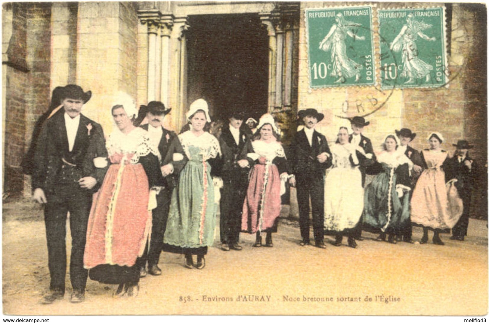 56/ CPA A - Environs D'Auray - Femmes Sortant De L'Eglise - Auray