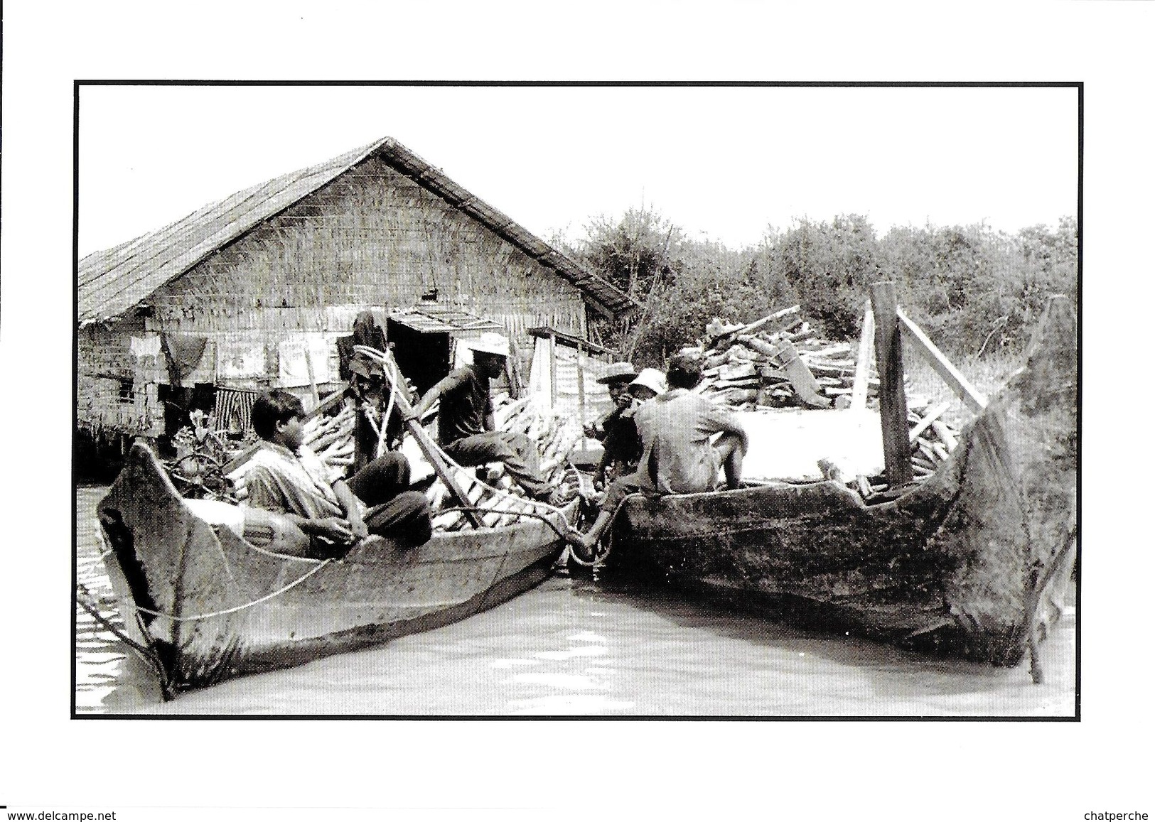 CAMBODGE LES HOMMES BARQUES EMBARCATION  FEVRIER 2002 PHOTO PRISE ENVIRONS DE SIEM REAP PHOTOGRAPHE NOONC EDIT. CART'COM - Cambodge