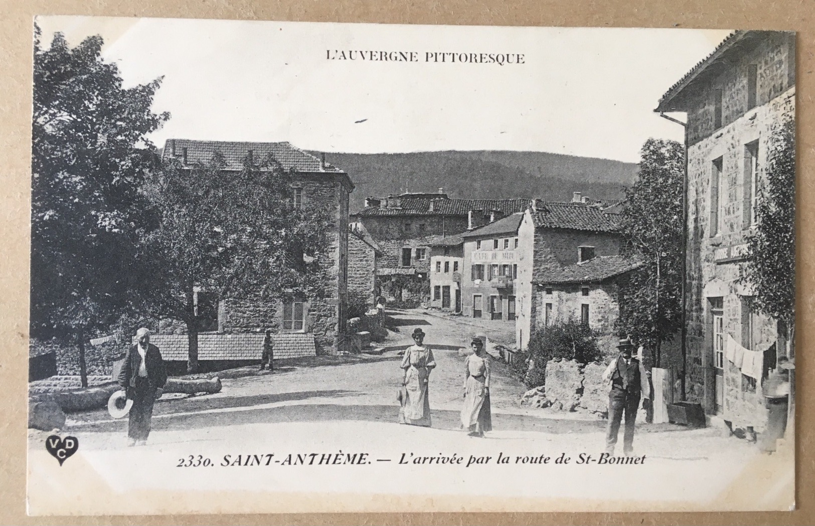 Saint-Anthême (Puy De Dôme) - L'arrivée Par La Route De St-Bonnet - Autres & Non Classés