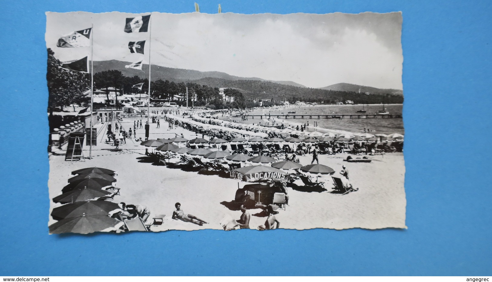 CPA   Cavalaire-sur-Mer La Corniche Des Maures Et La Plage - Cavalaire-sur-Mer