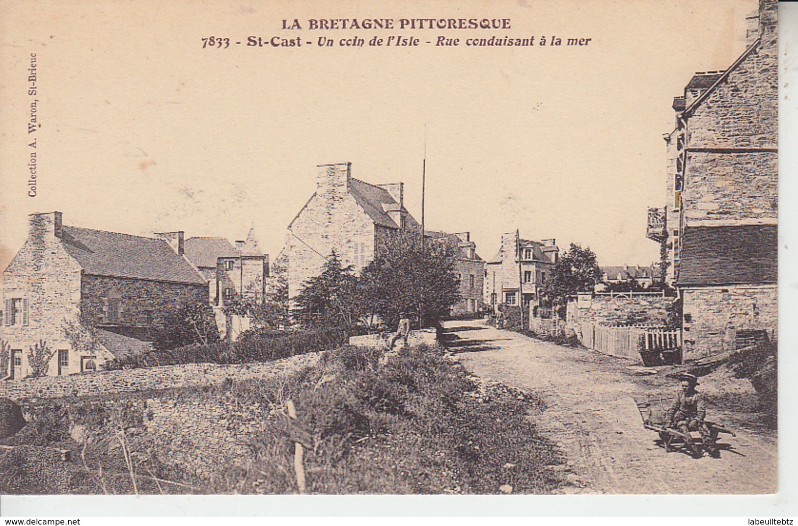 SAINT CAST - Un Coin De L'isle - Rue Conduisant à La Mer ( Bretagne Pittoresque ) Homme Assis Sur Sa Brouette  PRIX FIXE - Saint-Cast-le-Guildo