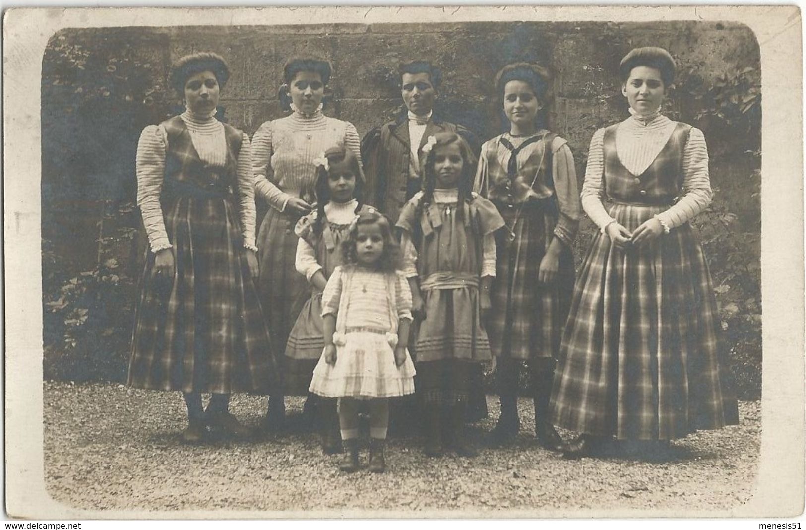 CPA Photo Mode D'autrefois Plusieurs Générations De Femmes Avec Robe Coupée Dans Le Même Tissus - A Identifier