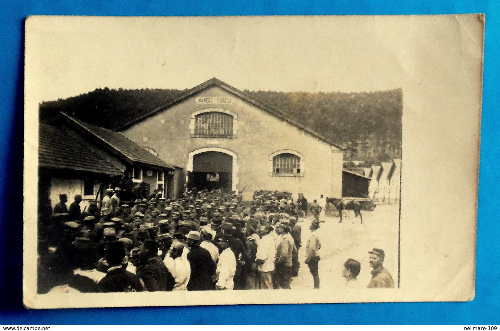 Cpa CARTE PHOTO : PRISONNIERS ALLEMANDS Devant Les Français MANEGE CURELY (caserne CURELY à MONTMIRAIL, MARNE ?) - Guerre 1914-18