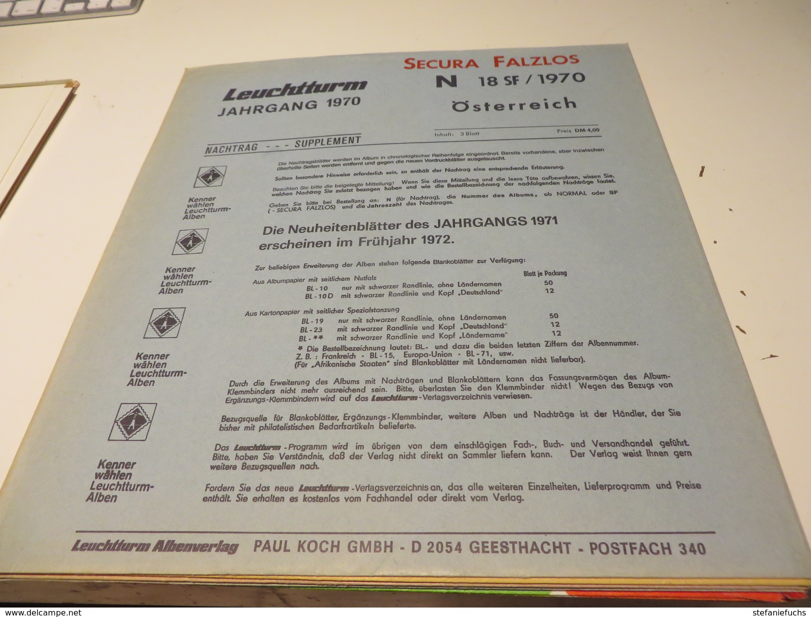 ÖSTERREICH  1967 bis 1977 und 1985 bis 1987  LEUCHTTURM-FALZLOS-VORDRUCKTEXT mit  ein  paar  MARKEN