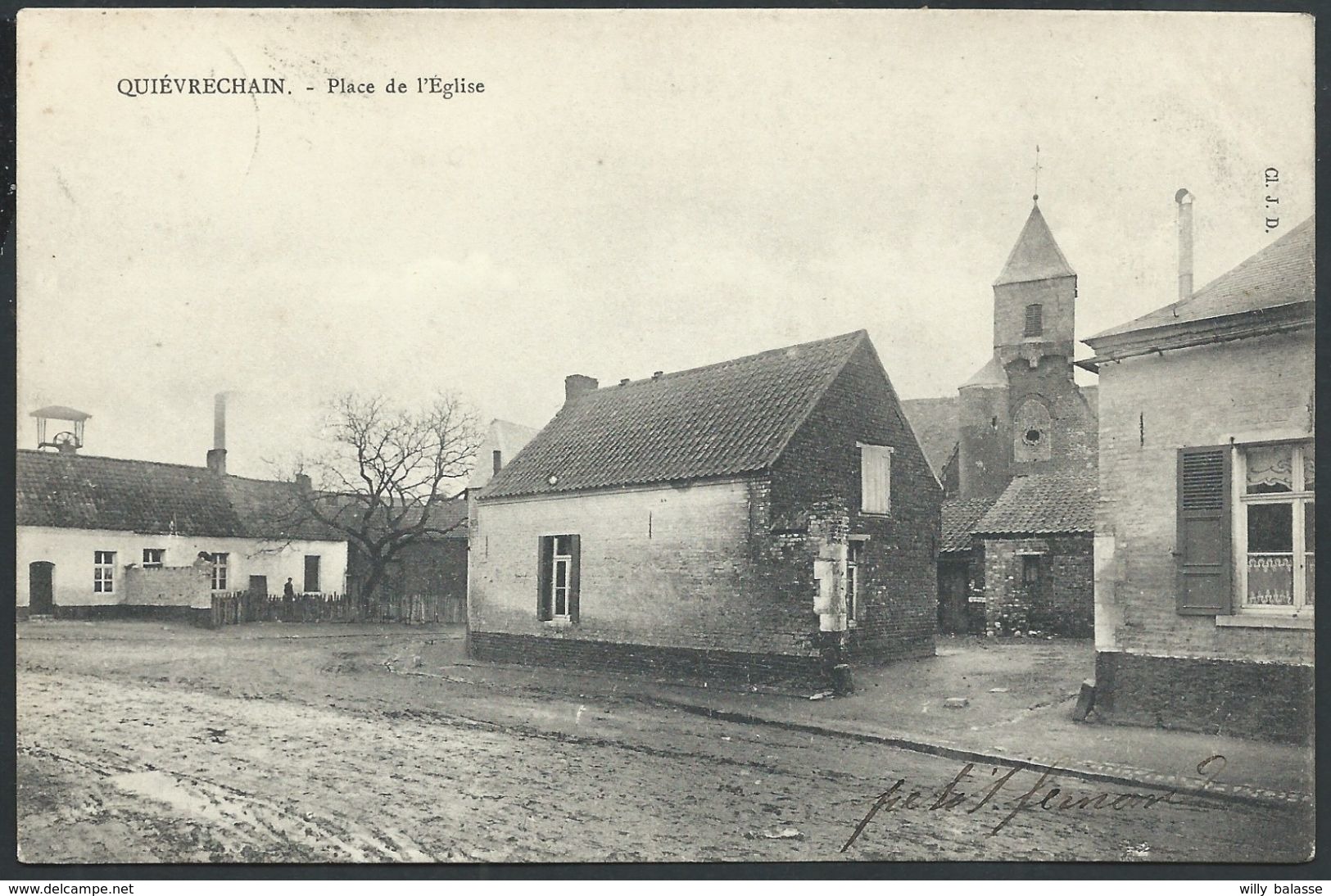 CPA QUIEVRECHAIN    Place De L'Eglise - Quievrechain