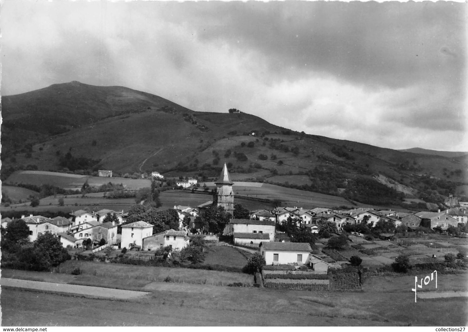 64-AÏNHOA- VUE GENERALE SUR LA MONTAGNE , LA CHAPELLE DE L'AUBEPINE - Ainhoa