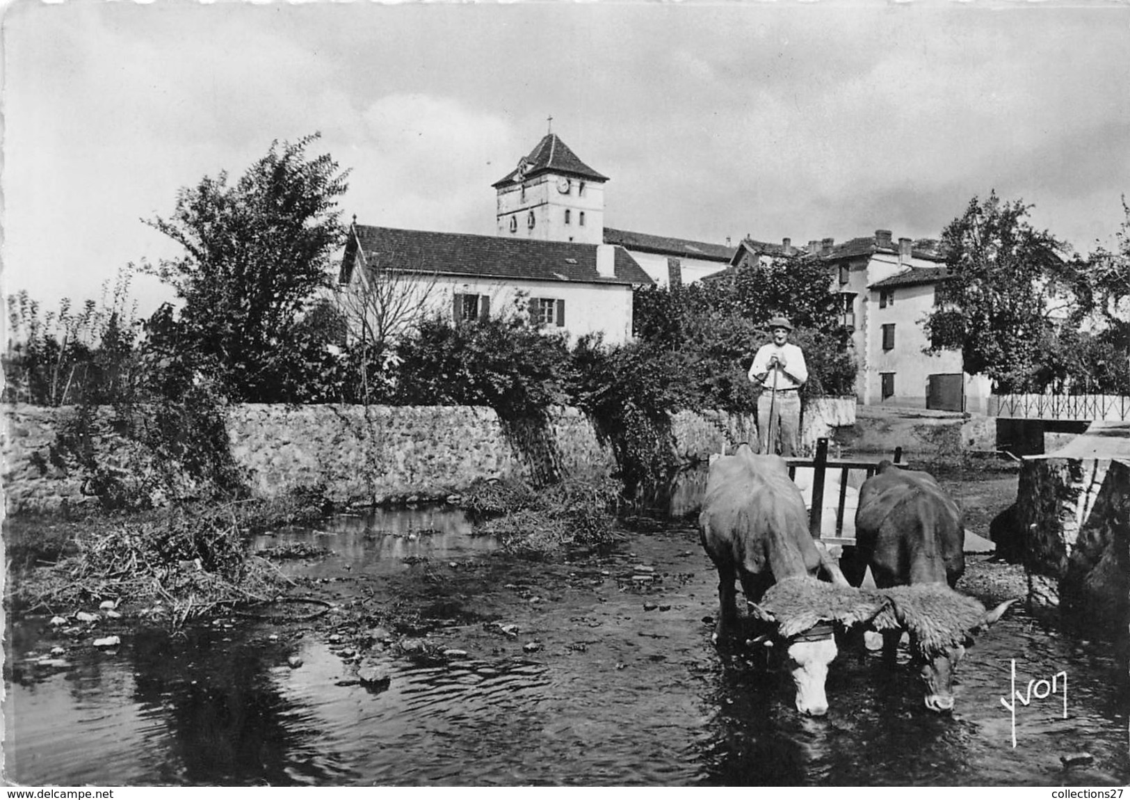 64-ASCAIN- LA PLACE , L'EGLISE ET L'HÔTEL DE LA THUNE OU PIERRE LOTI ECRIVIT RAMUNTCHO - Ascain