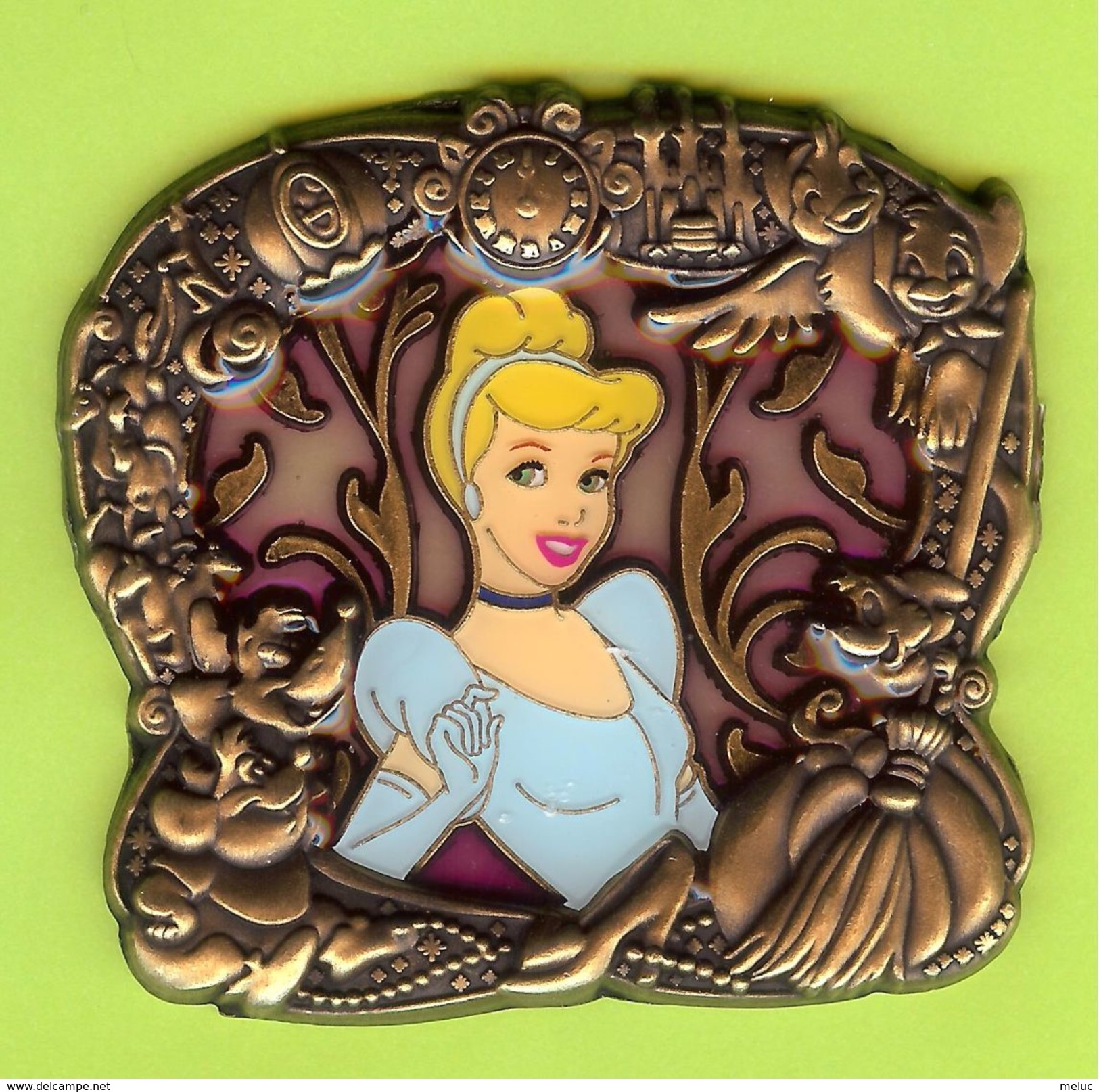 Gros Pin's BD Disney Cendrillon En Relief RARE - #707 - Disney