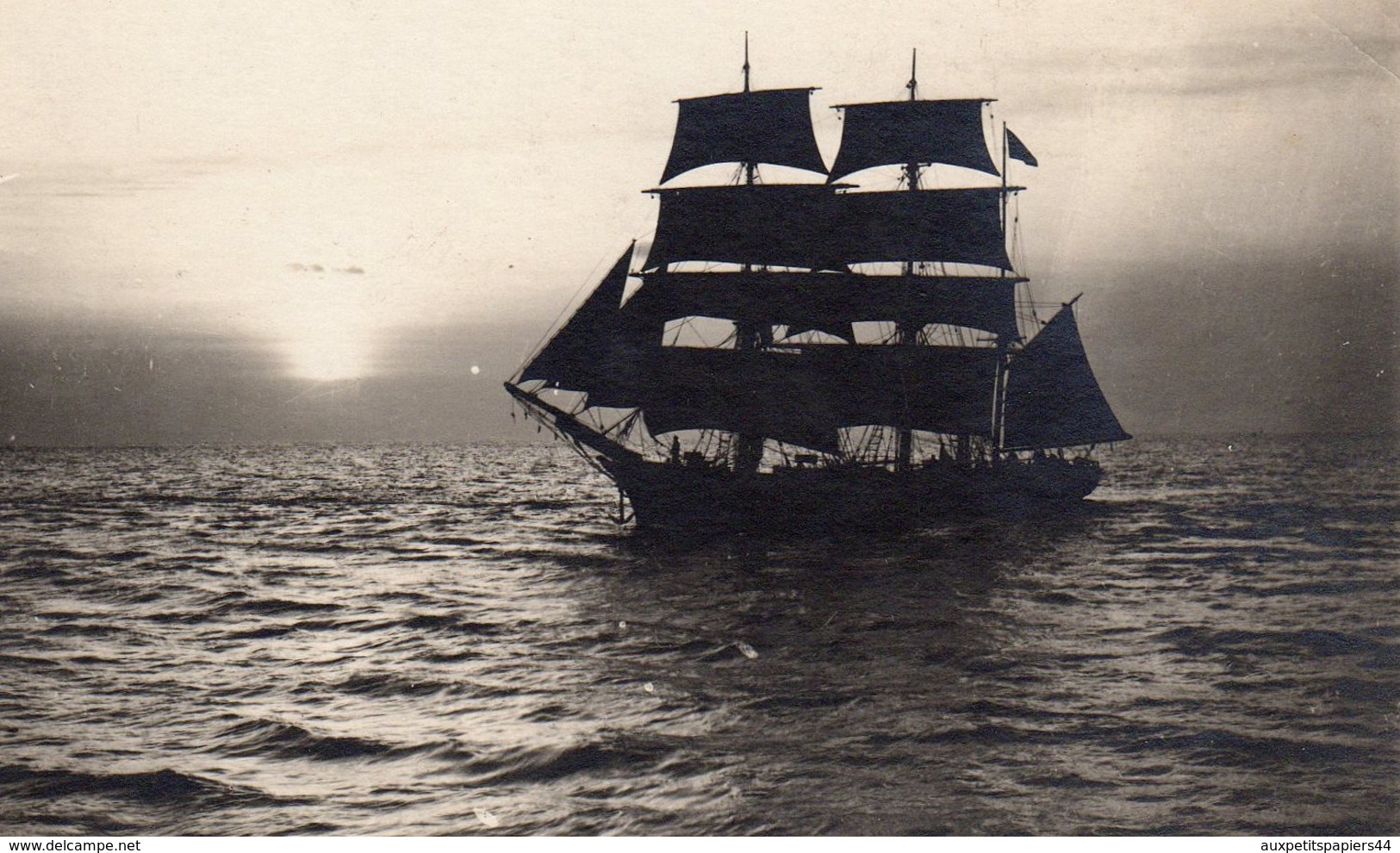 Carte Photo Originale D'un Superbe Voilier Bois Toutes Voiles Dehors & Contre-jour Au Coucher De Soleil - Barche