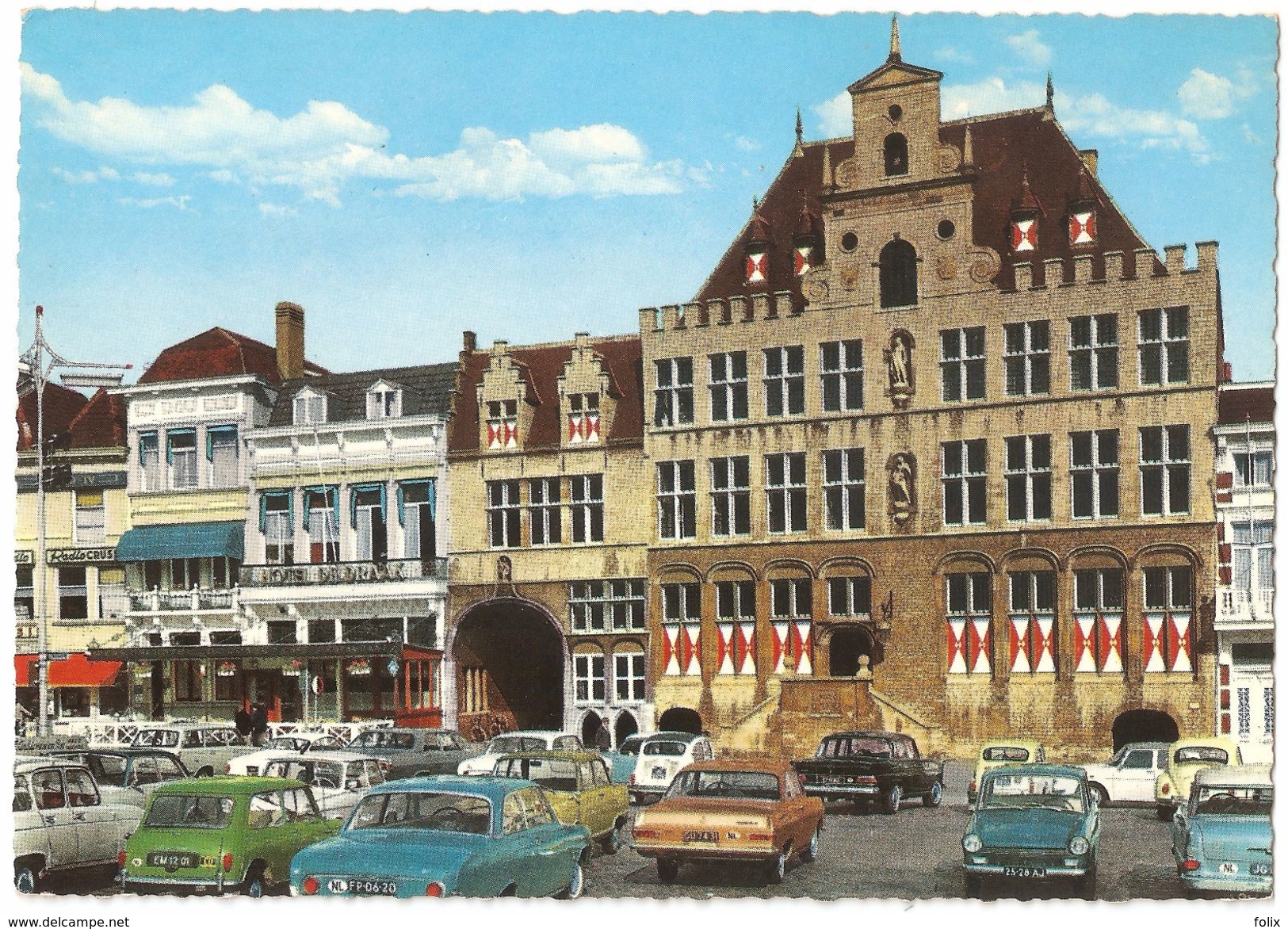 Bergen Op Zoom - Stadhuis - Groot Formaat - Oldtimer Daf / Austin / Mini / Mercedes / Volkswagen Kever ... - Bergen Op Zoom