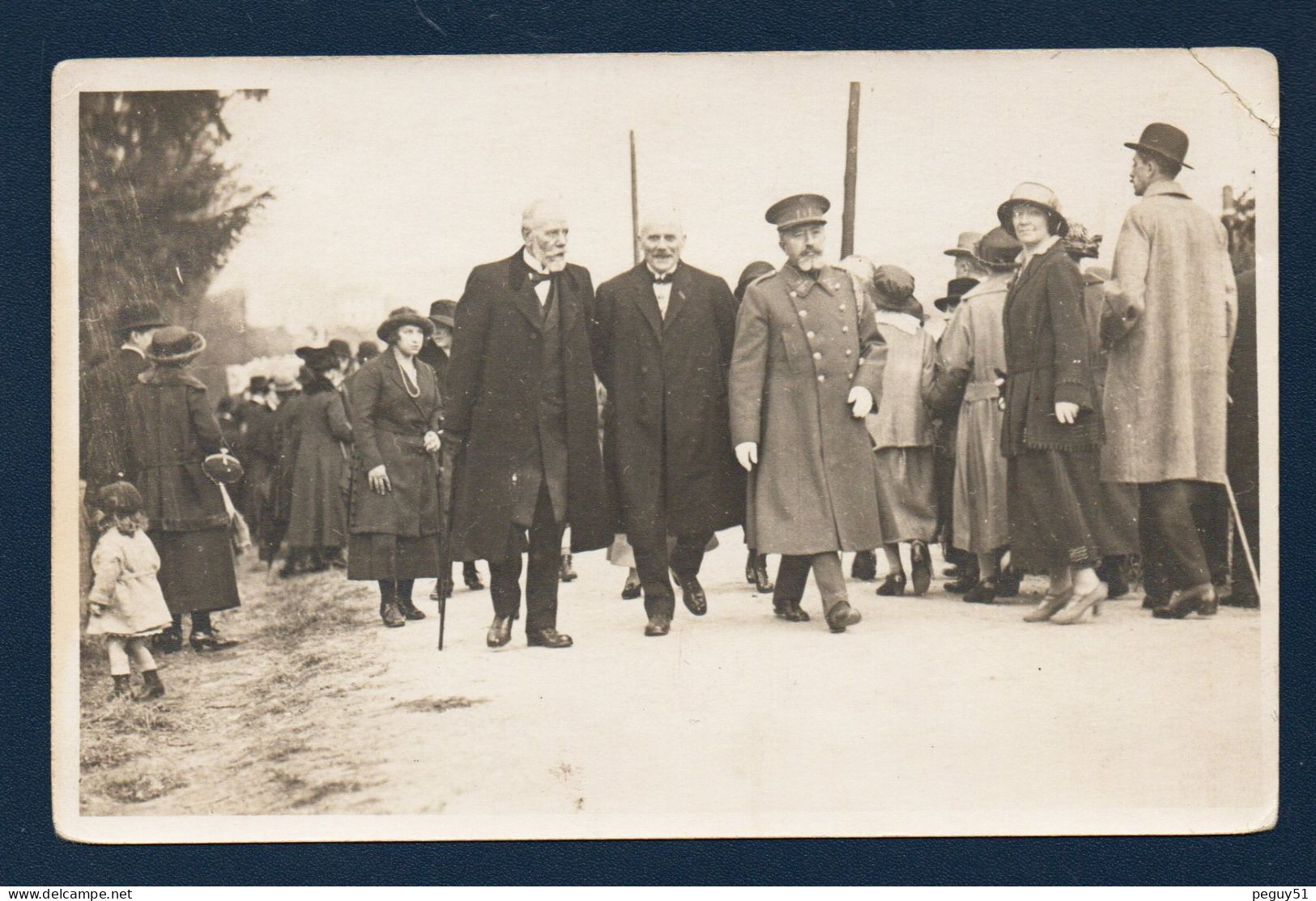 Carte-photo. Belgique. Officier Et Personnages à Identifier. Reportage Photographique  Alfred Le Costy, Verviers - A Identifier