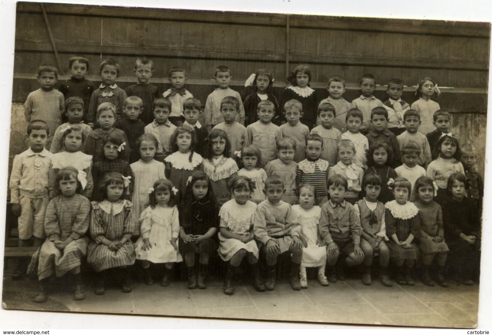 Carte-Photo Très Animée, Enfants, écoliers - Photo GERARD Et JUBERT, 11 Rue D'Isly, ALGER, Algérie - Te Identificeren