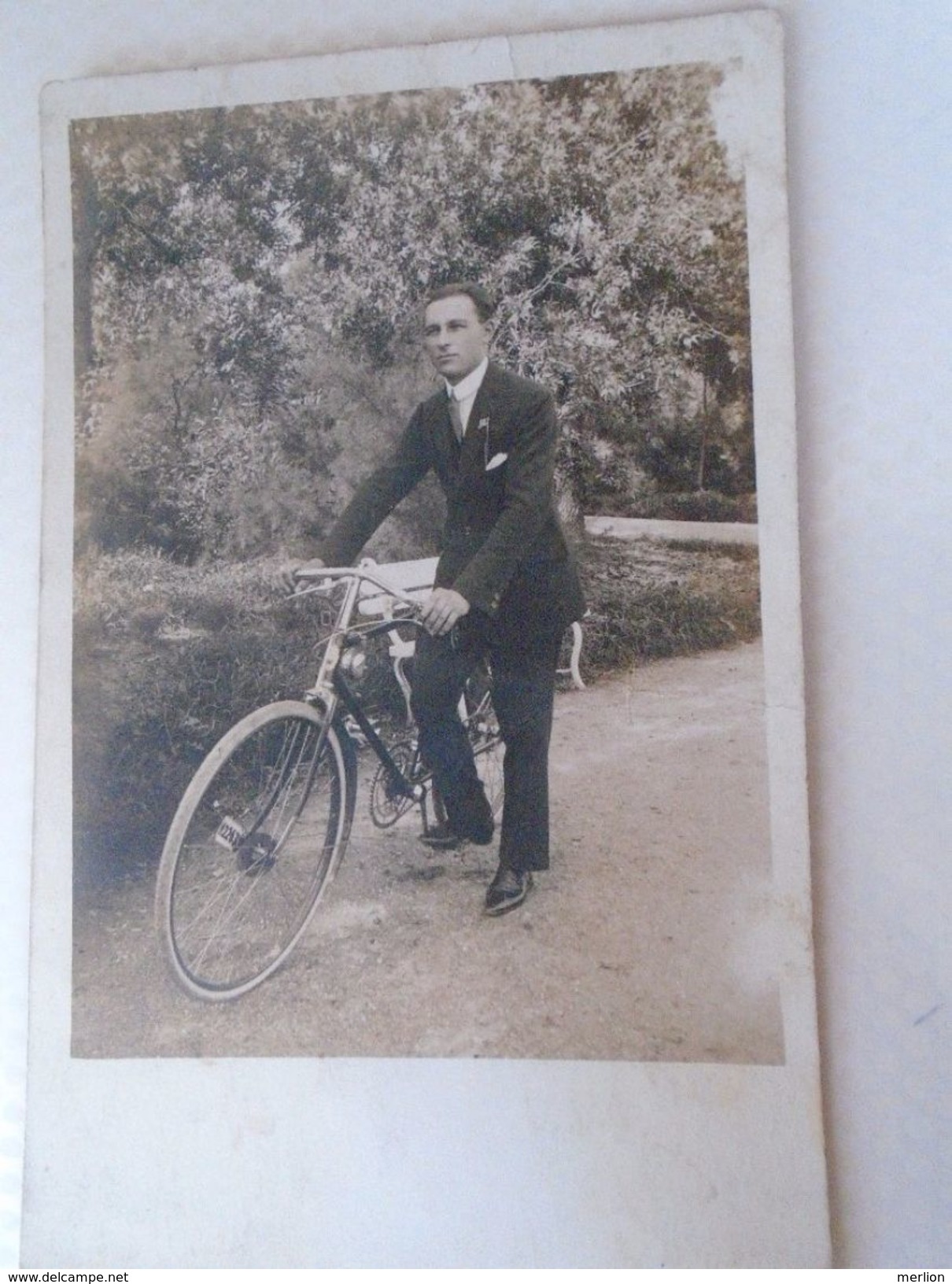 D152297  Old Photo  - Bicycle Vélo Fahrrad - Bike Biker - Bike With Plate Number Ca 1928 - Ciclismo