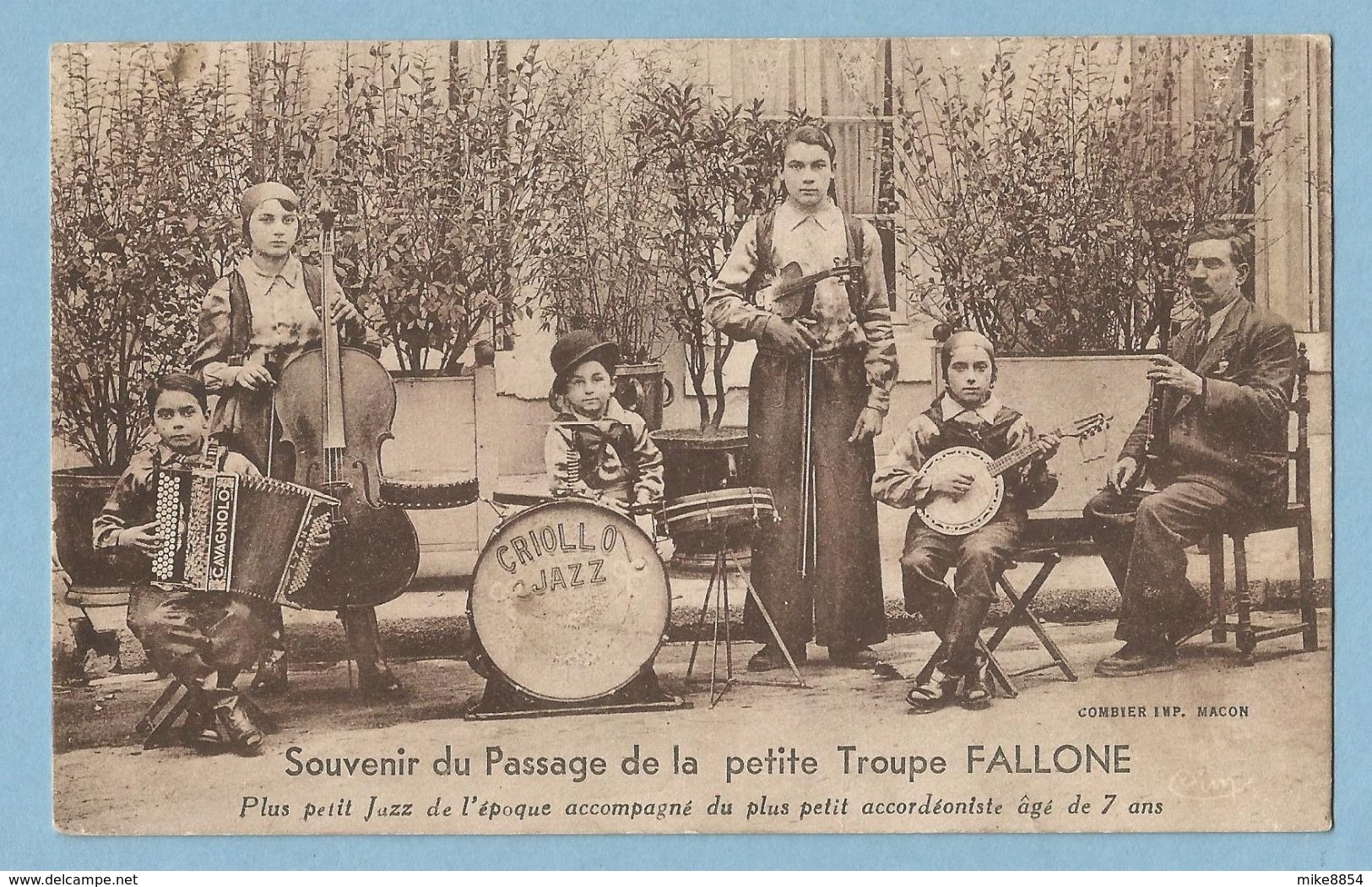 0383  CPA  Souvenir Du Passage  De La Petite Troupe FALLONE- Plus Petit Jazz De L'époque .. Accordéoniste De 7 Ans +++ - Street Merchants