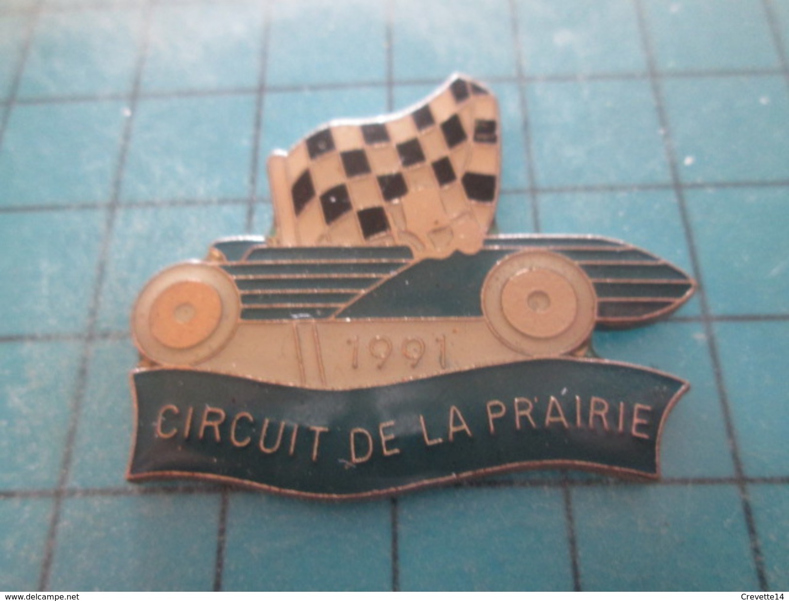 Pin411b Pin´s Pins / Beau Et Rare / AUTOMOBILE : VOITURE ANCIENNE CIRCUIT DE LA PRAIRIE 1991 DRAPEAU A DAMIER - Autres & Non Classés