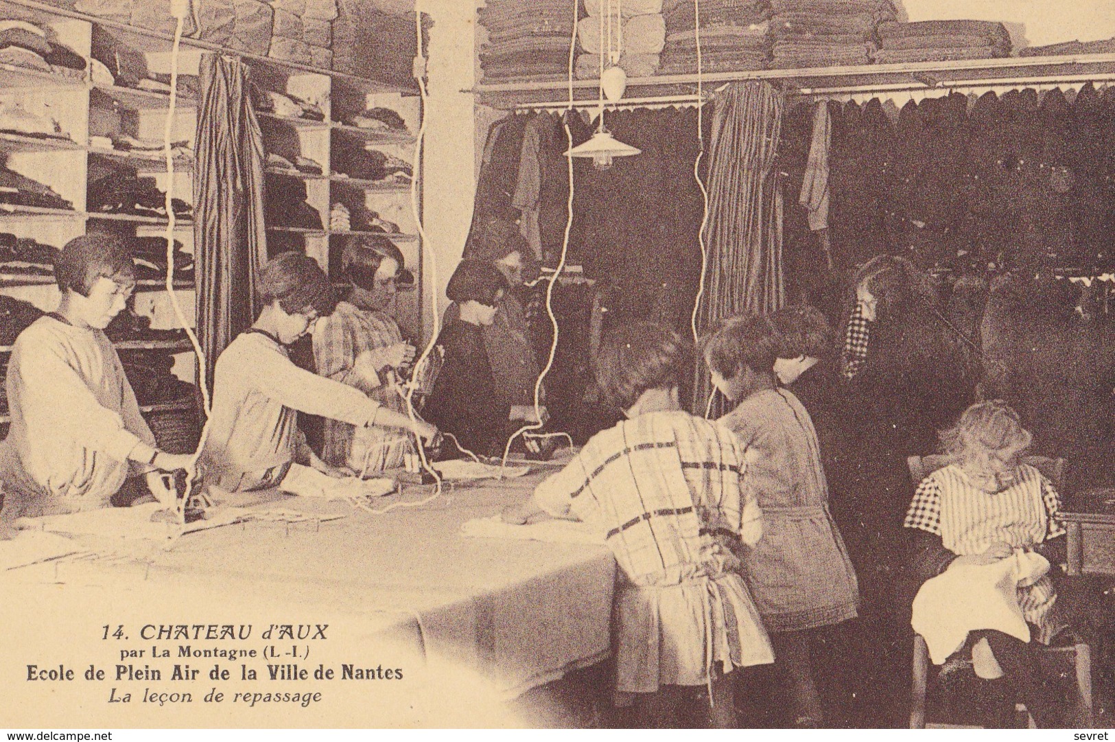 CHATEAU D'AUX . - Ecole De Plein Air De La Ville De Nantes. Leçon De Repassage - Schulen