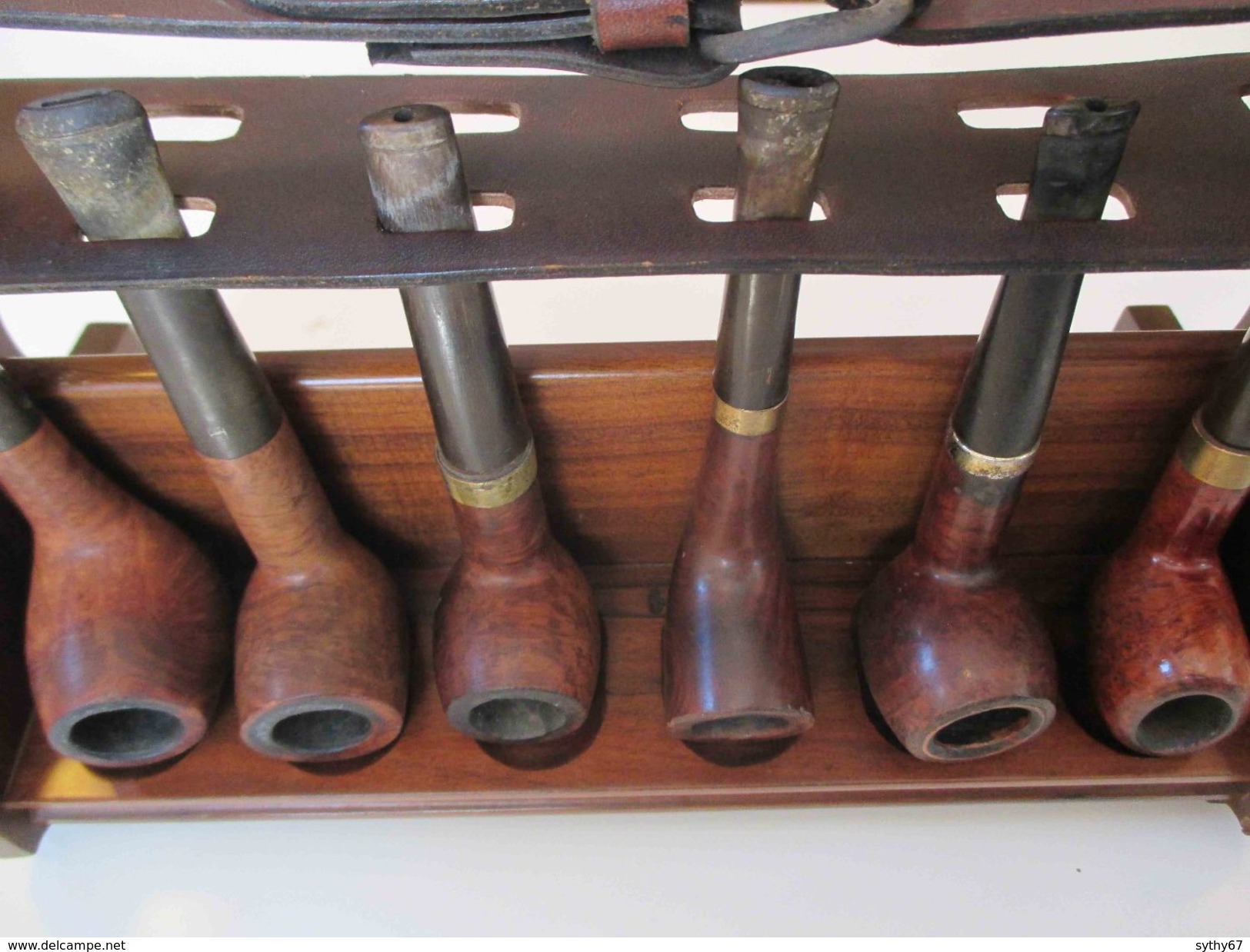 Ancien Râtelier Ou Porte-pipes  Savinelli  Bois  Et Cuir Pour 12 Pipes Et Lot De Pipes - Autres & Non Classés