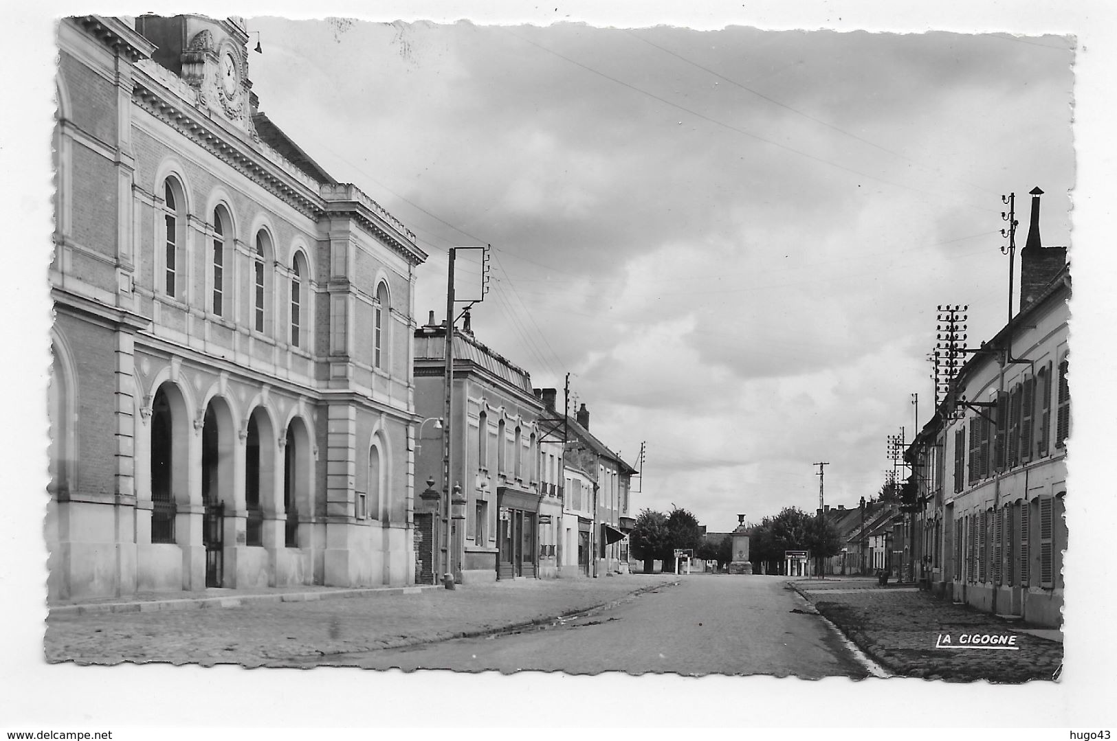 SISSONNE - N° 8 - LA MAIRIE ET LA PLACE - FORMAT CPA VOYAGEE - Sissonne