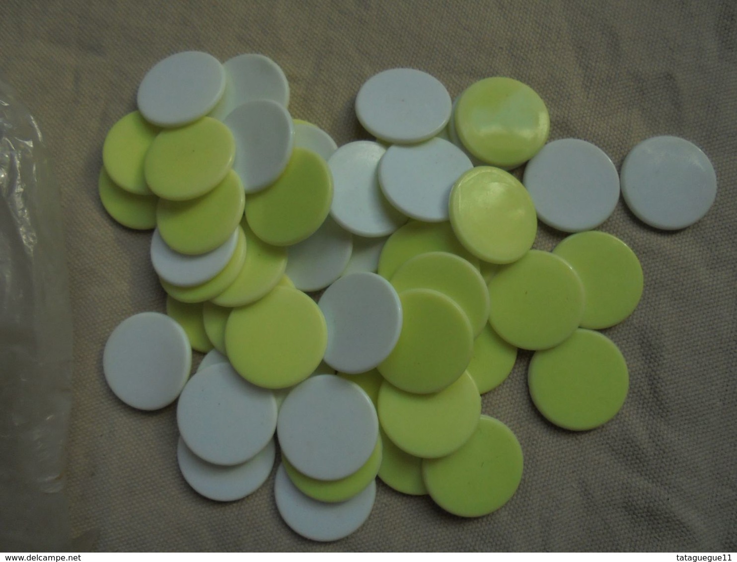 Ancien - Sachet De Jetons Plastique Bicolore Jaune/Blanc - Jouets Anciens