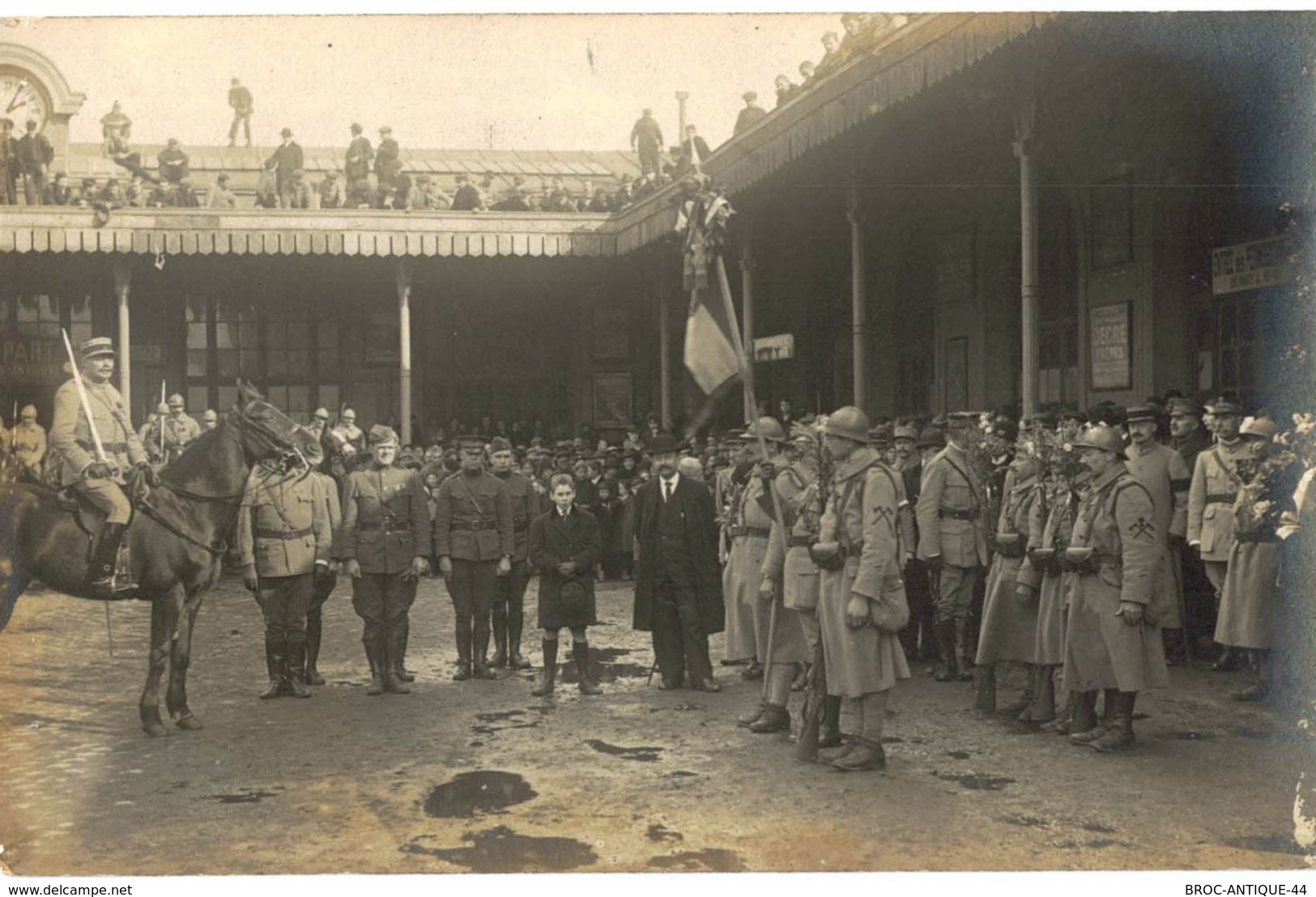 CPA N°5261 - CARTE PHOTO - PRESENTATION DU DRAPEAU - Régiments