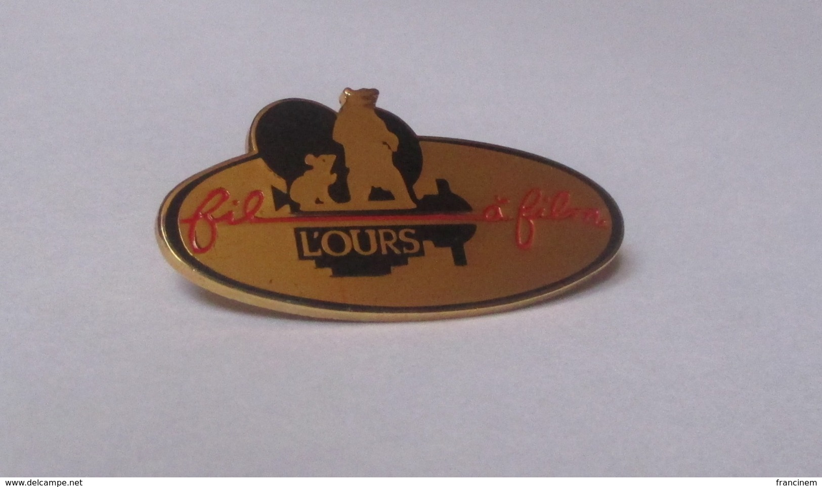 Pin's Cinéma - Film / L'ours - Fil à Film (doré) Longueur: 4,1 Cm - Cinéma