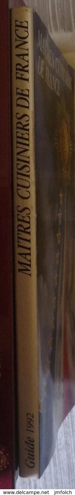 TRES LIBROS: DOS DE GUIAS DE VINOS Y EL OTRO DE MAESTROS COCINEROS DE FRANCIA