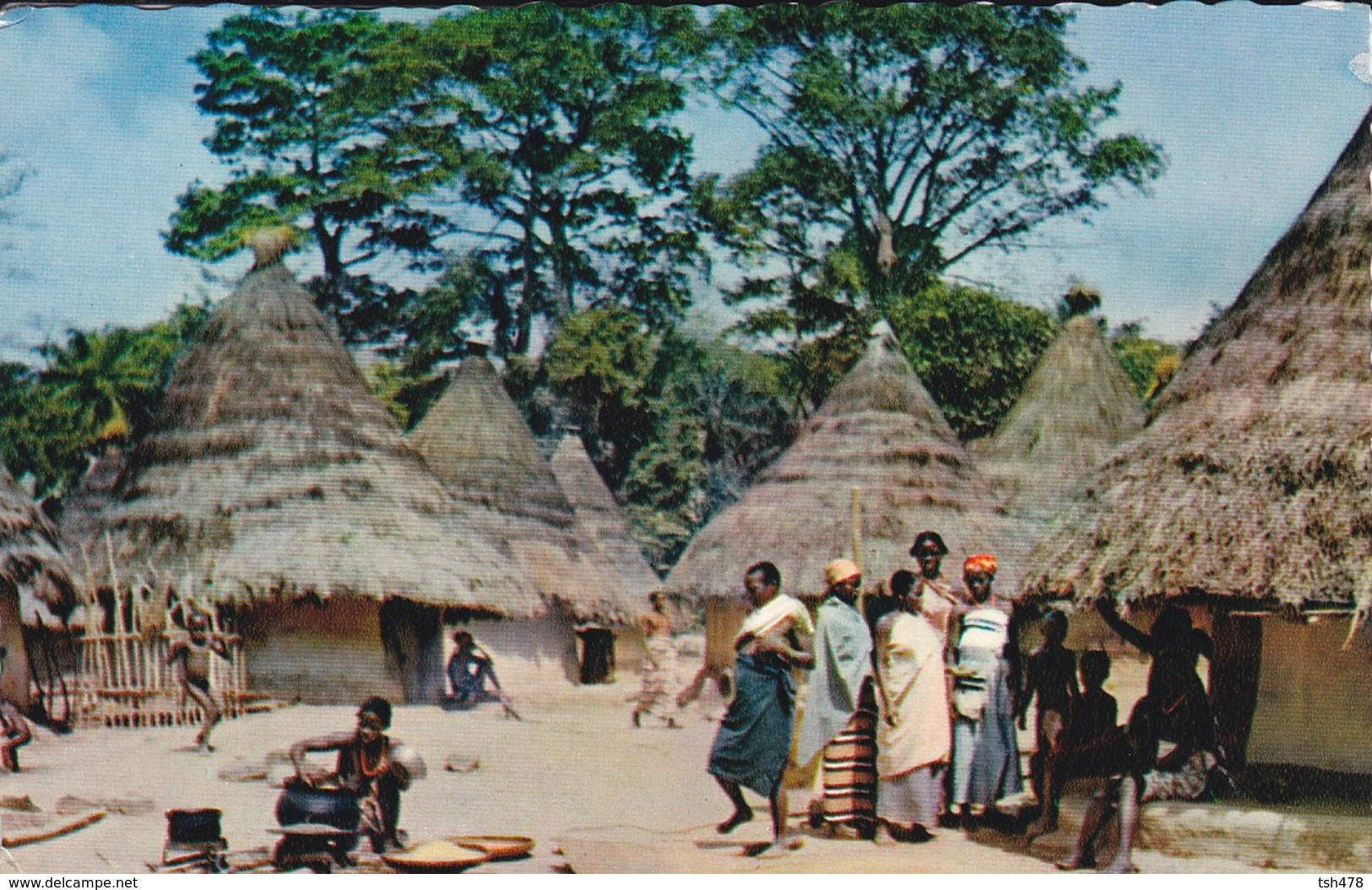 L'AFRIQUE EN COULEURS--village Africain--voir 2 Scans - Non Classés