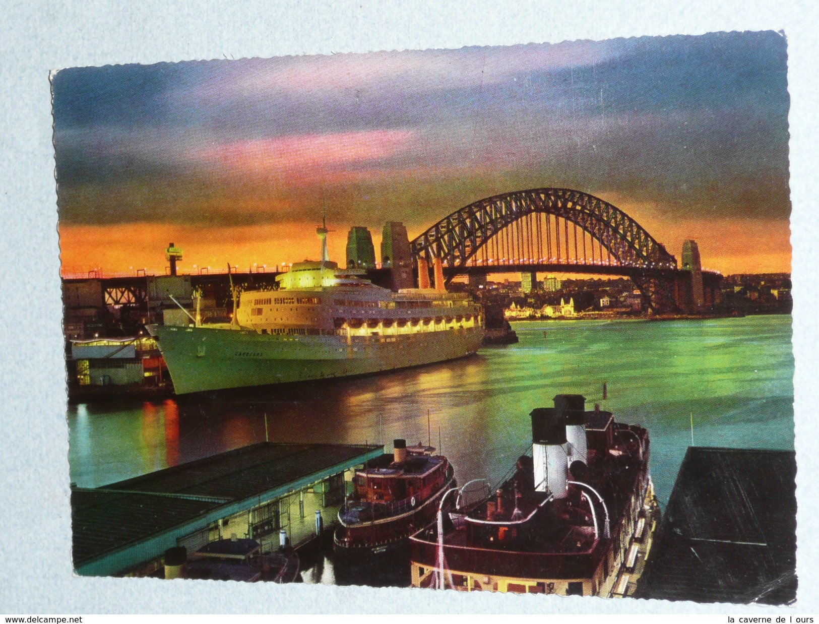 CPM, Carte Postale, Australie Australia, Twilight At Sidney Harbour; Bateaux Boat, The Liner Camberra Timbre - Sydney