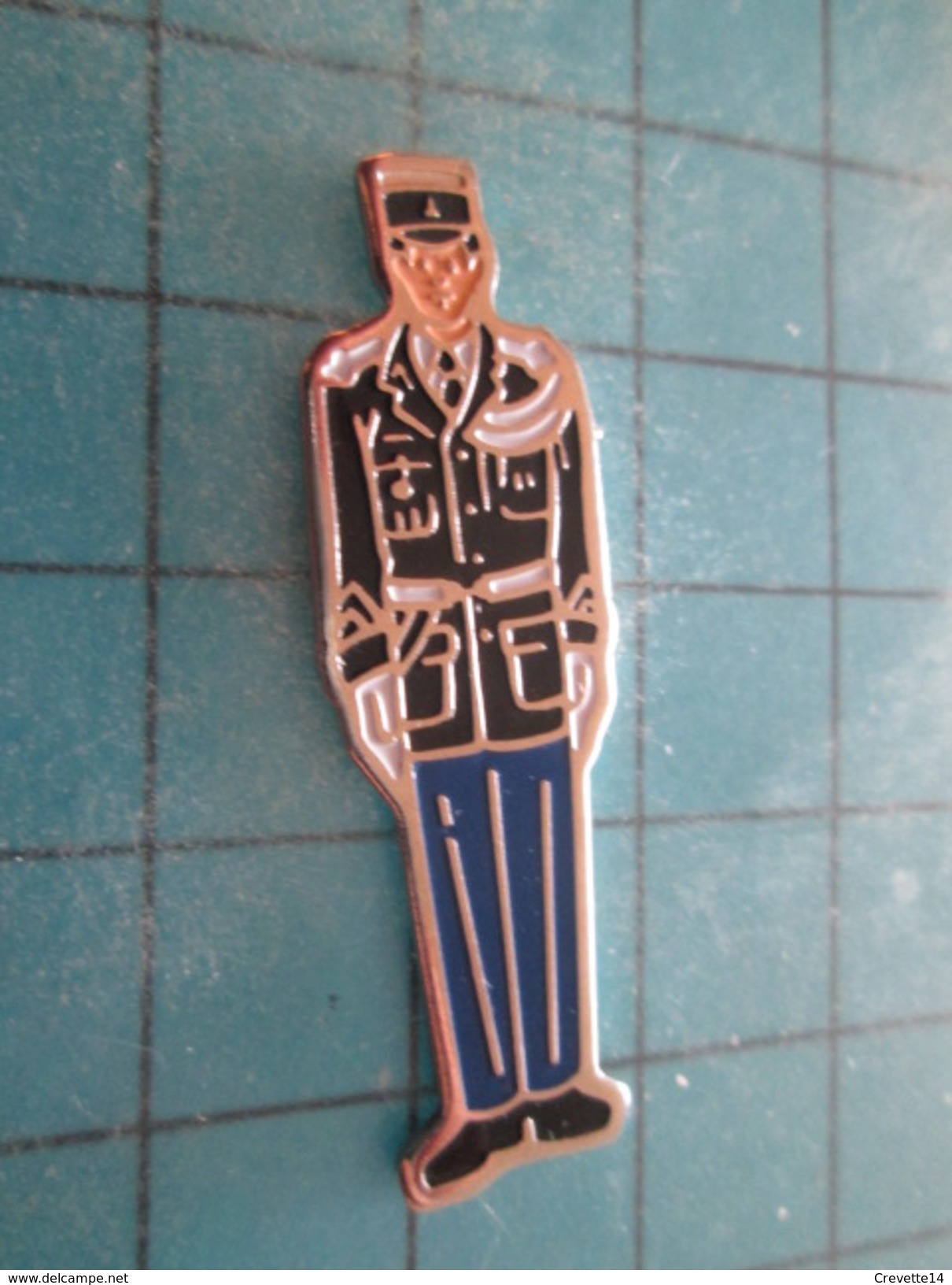 Pin411b Pin´s Pins / Beau Et Rare / MILITARIA : GENDY LE GENDARME EN GRANDE TENUE - Militaria