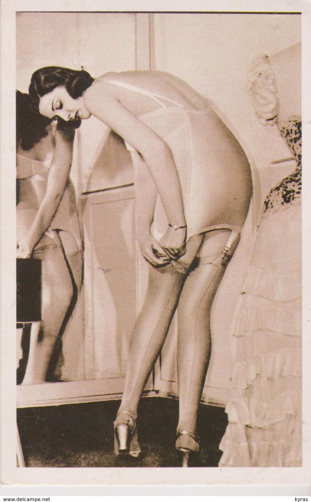 REPRODUCTION . The Nostalgia Postcard . Suspenders 1930 ( Le Porte-jarretelles ) - Sonstige & Ohne Zuordnung