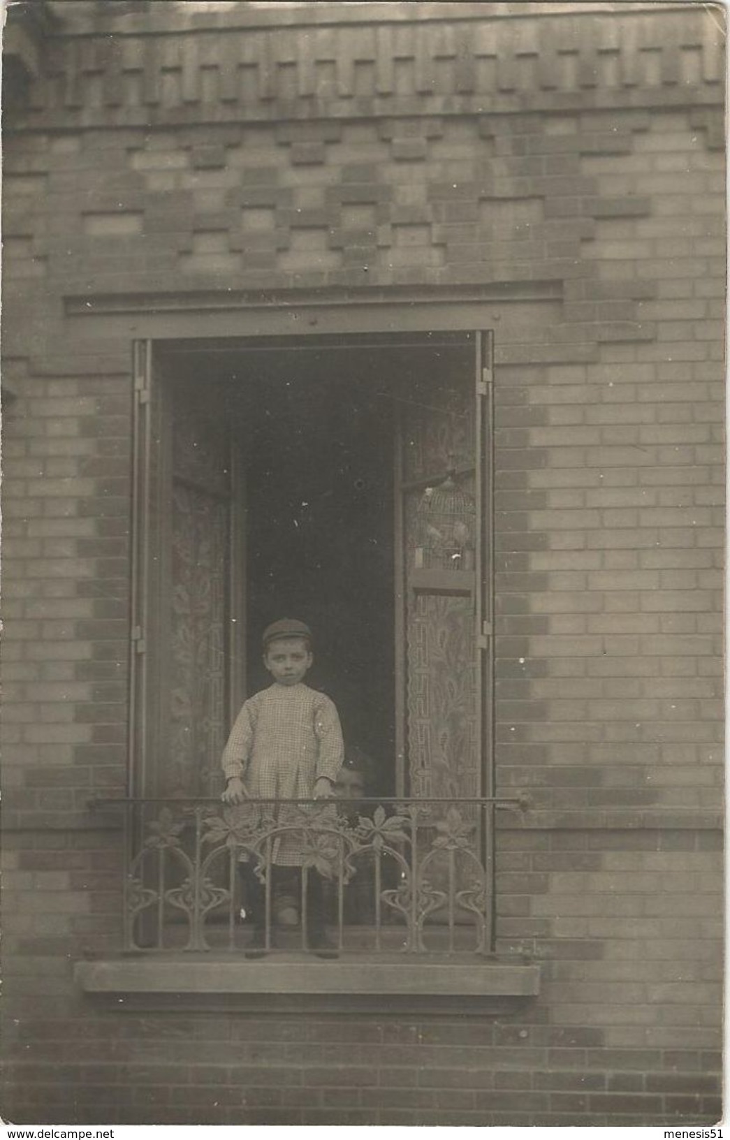 CPA Photo Petit Garçon En Blouse D'écolier Prenant La Pose Grimpé Sur La Fenêtre De Son Immeuble - Portretten