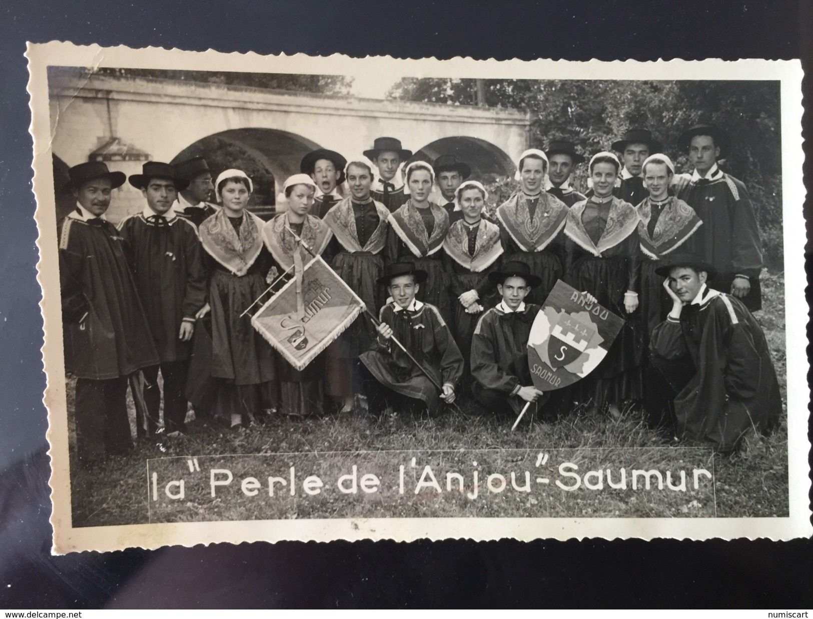 Saumur La Perle De L Anjou ! Groupe Folklorique Costumes Folklore Us Et Coutumes Coiffes - Saumur