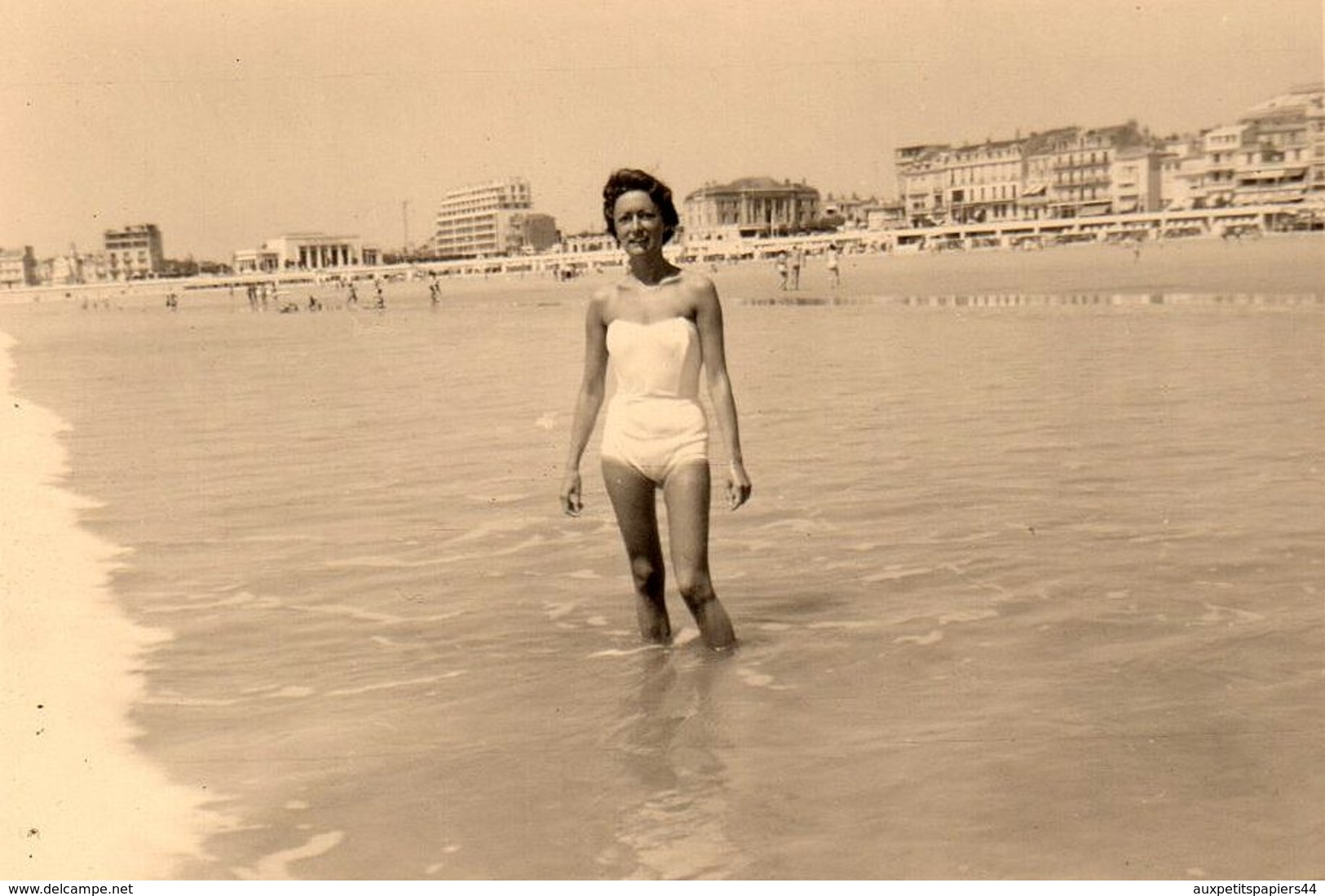 2 Photos Originales Plage & Maillot De Bain - Pin-up Sexy En Maillot Blanc Baignade Et Bronzette Vers 1950 - Pin-Ups